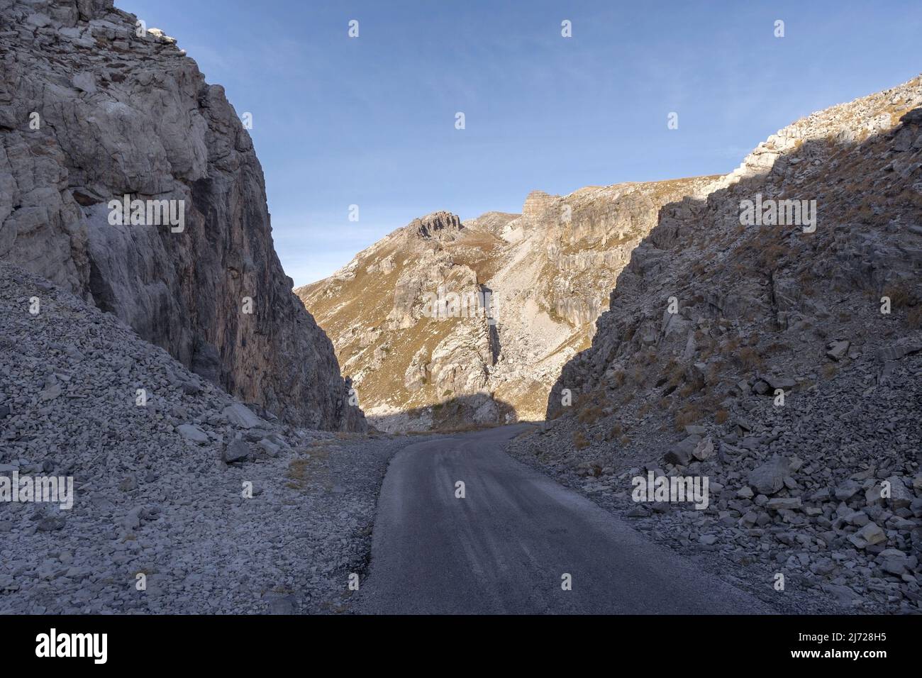 Col de montagne Colle Fauniera, chaîne de montagnes des Alpes cottiennes, région du Piémont, province de Cuneo, nord de l'Italie Banque D'Images