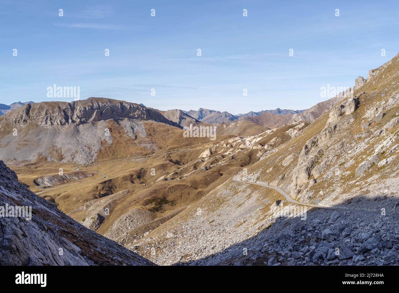 Vallée de Stura di Demonte, vue au-dessus du col de la rivière Fauniera, chaîne de montagnes des Alpes cottiennes, région du Piémont, Italie Banque D'Images