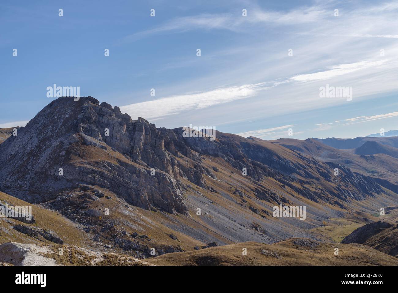Vallée de Stura di Demonte, vue au-dessus du col de la rivière Fauniera, chaîne de montagnes des Alpes cottiennes, région du Piémont, Italie Banque D'Images