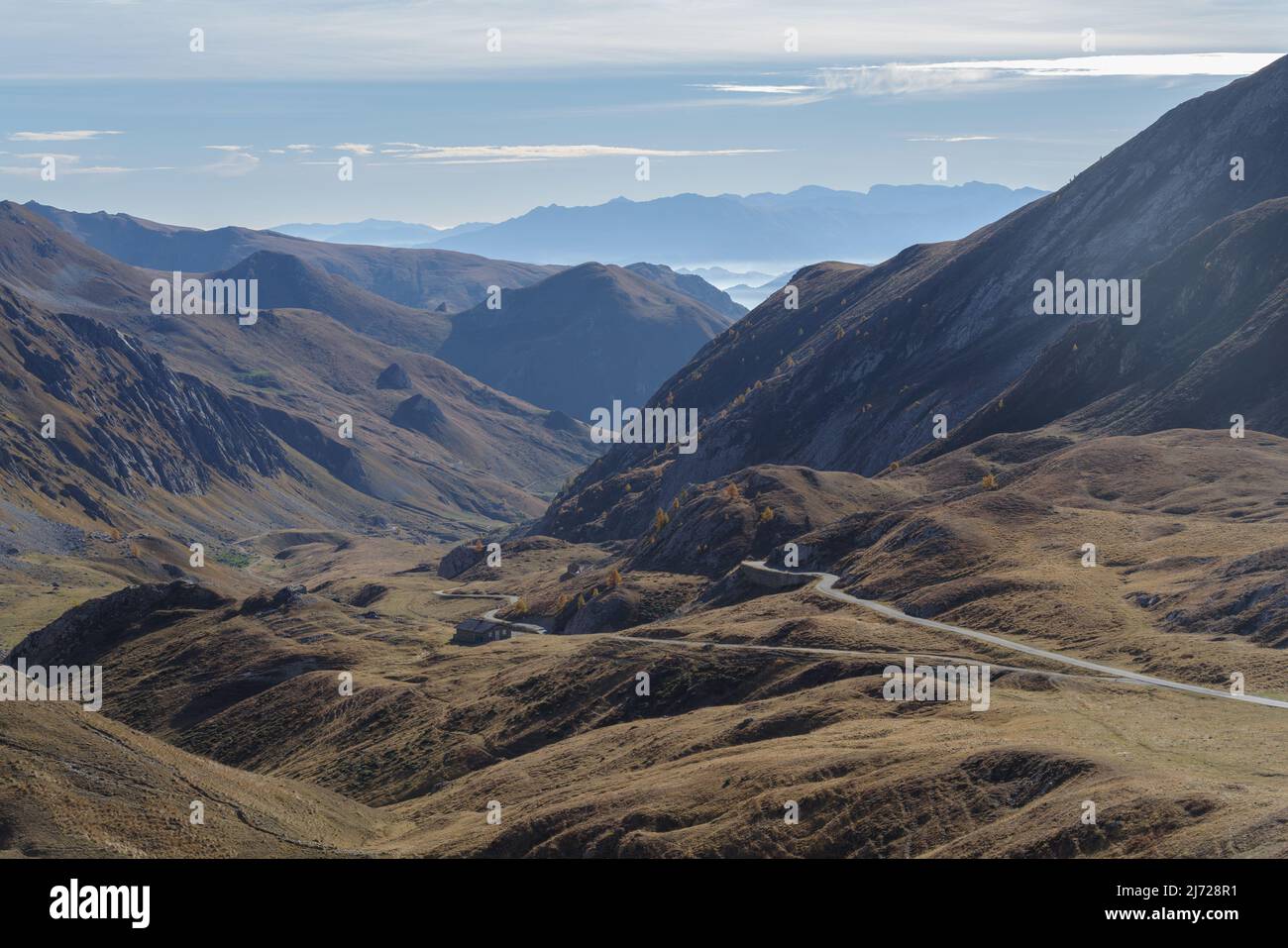 Vallée de Stura di Demonte, vue au-dessus du col de la rivière Fauniera, chaîne de montagnes des Alpes cottiennes, région du Piémont, Italie Banque D'Images