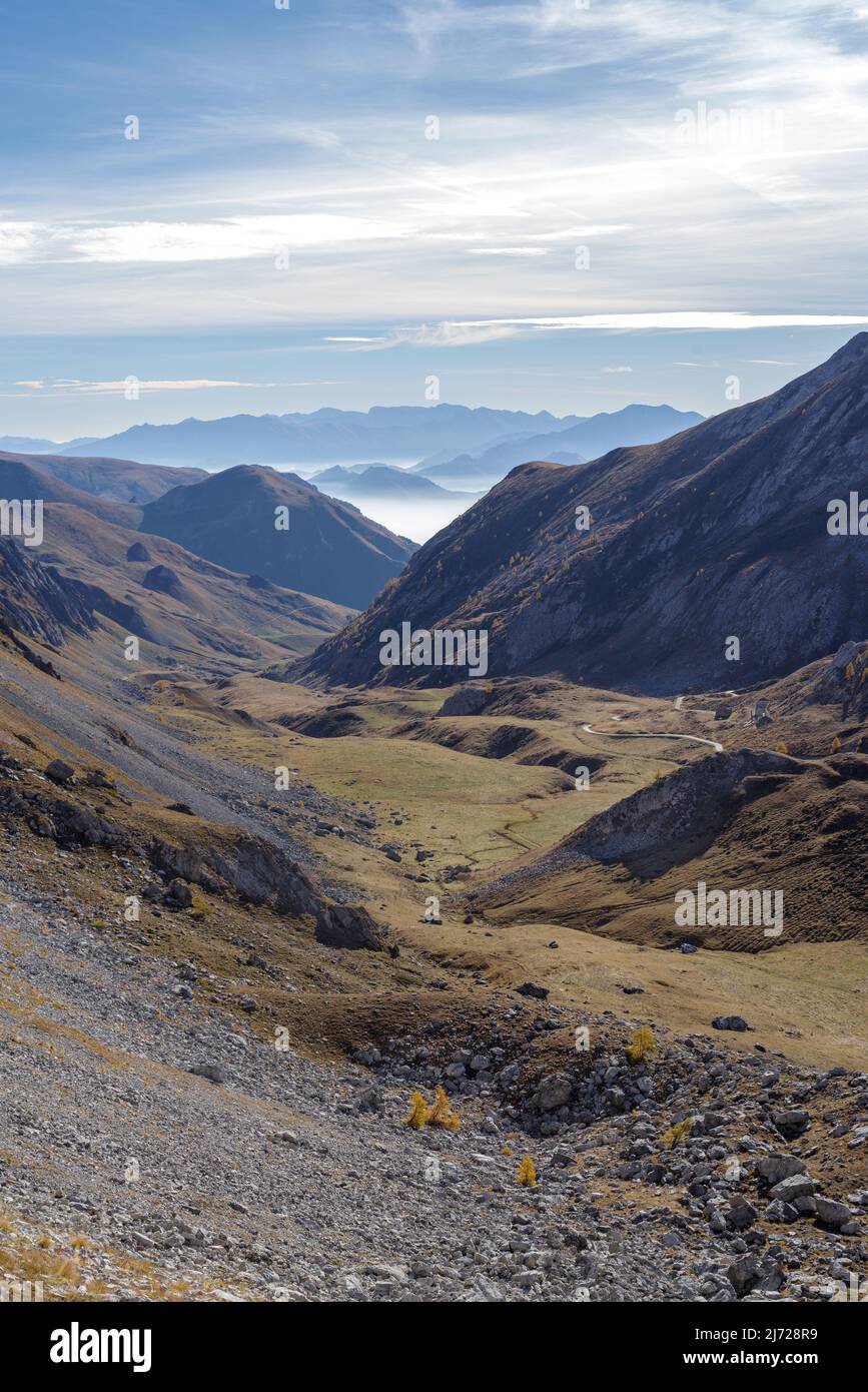 Vallée de Stura di Demonte, vue au-dessus du col de la rivière Fauniera, chaîne de montagnes des Alpes cottiennes, région du Piémont, Italie Banque D'Images