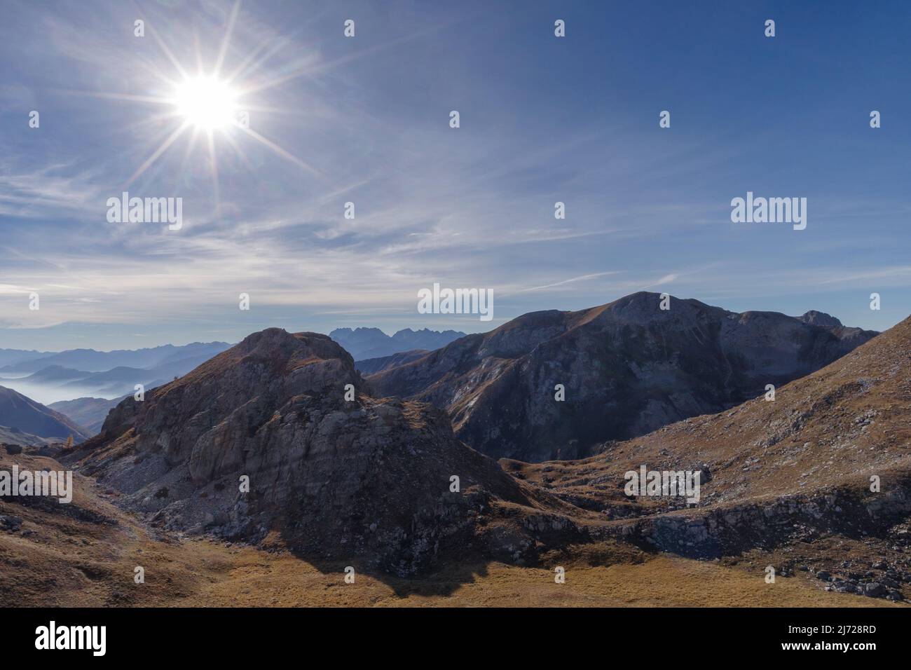 Vallée de Stura di Demonte, vue au-dessus du col de la rivière Fauniera, chaîne de montagnes des Alpes cottiennes, région du Piémont, Italie Banque D'Images