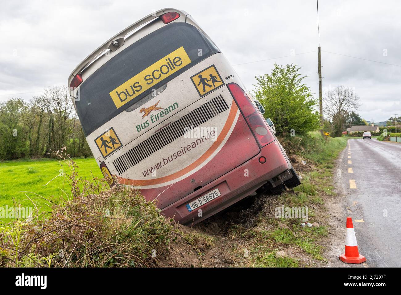 Bauravilla, West Cork, Irlande. 5th mai 2022. Un bus de l'école Eireann a quitté la route sur le R593 Skibbereen à Drimoleague Road à Bauravilla. L'autobus transportait des enfants à la maison de l'école communautaire de Skibbereen et il n'y avait pas de blessures. Crédit : AG News/Alay Live News. Banque D'Images