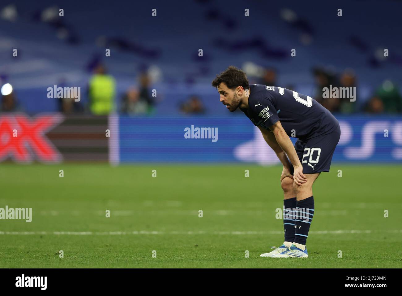 Madrid, Espagne, le 4th mai 2022. Bernardo Silva de Manchester City réagit à la suite du coup de sifflet final du match de la Ligue des champions de l'UEFA au Bernabeu, à Madrid. Le crédit photo devrait se lire: Jonathan Moscrop / Sportimage Banque D'Images