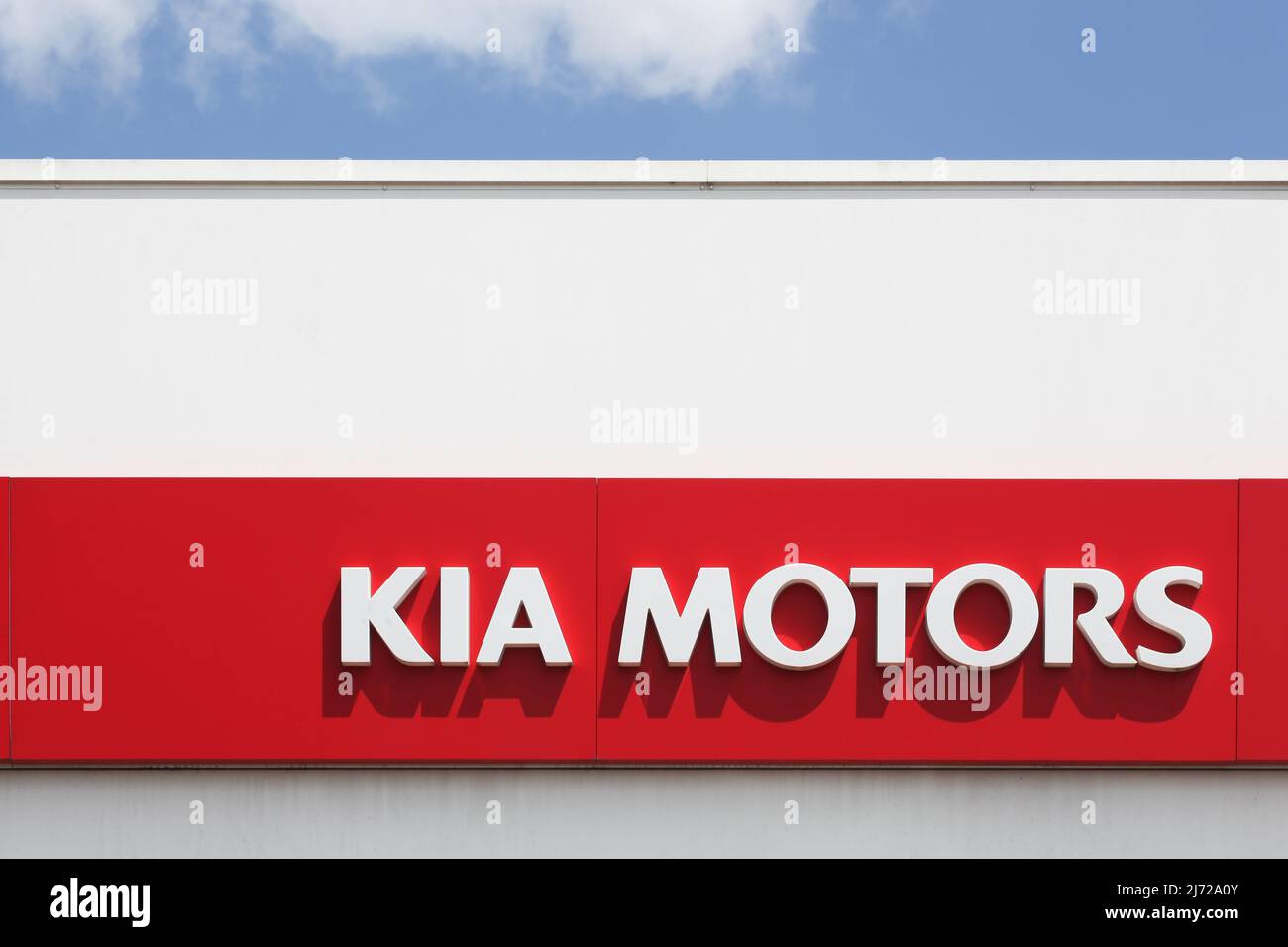 Villefranche, France - 10 juillet 2021 : Kia Motors signe sur un mur d'une concession. Kia Motors Corporation a son siège social à Séoul Banque D'Images