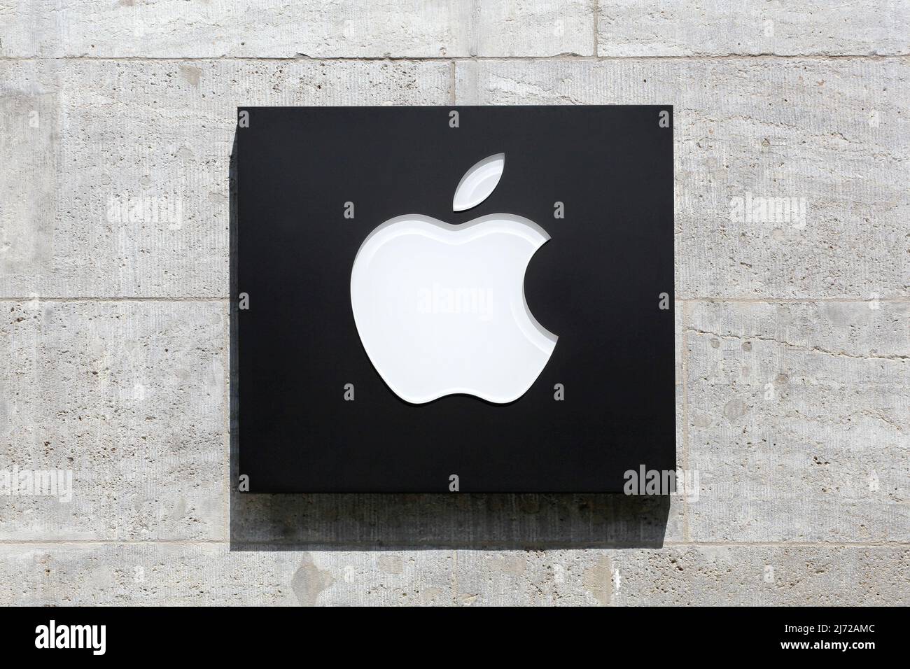 Berlin, Allemagne - 13 juillet 2020 : Apple est une entreprise américaine de technologie multinationale qui conçoit, développe et vend des produits électroniques grand public Banque D'Images
