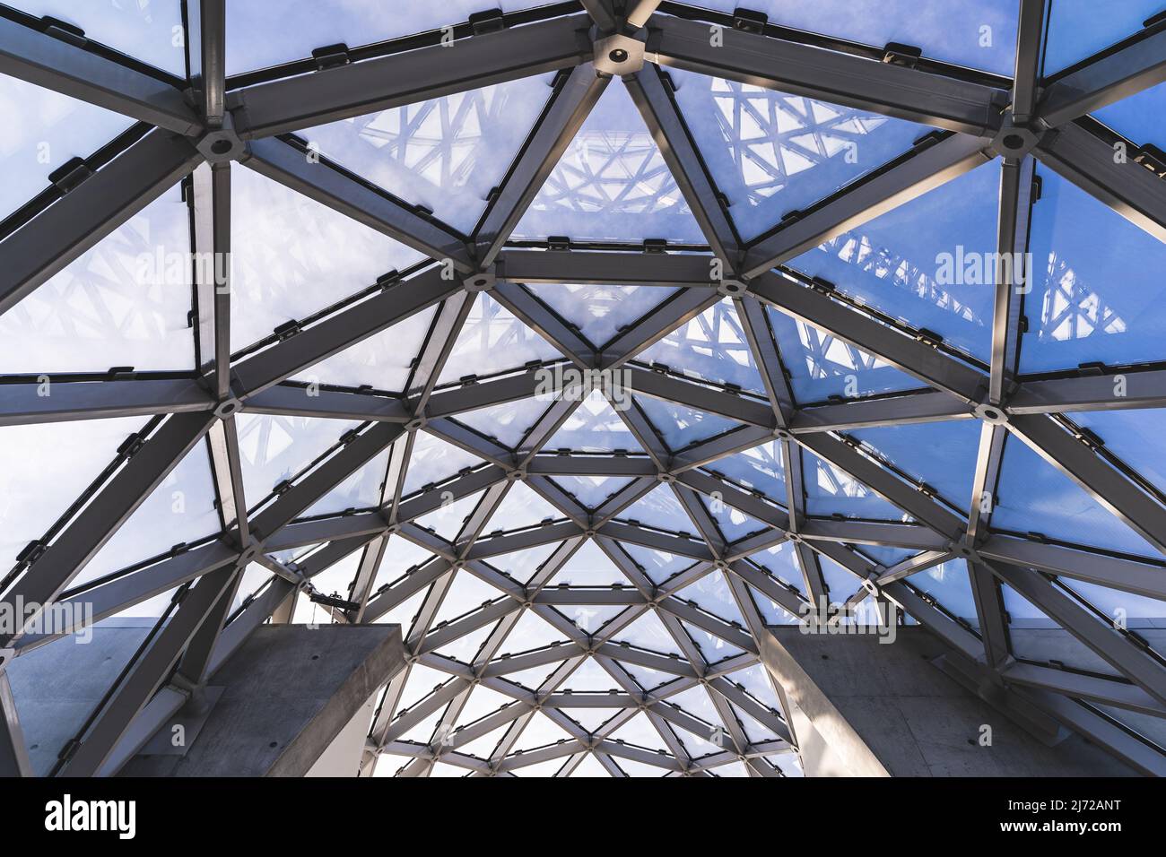 Vue à angle bas de l'architecture intérieure du musée Dali Saint-Pétersbourg Banque D'Images