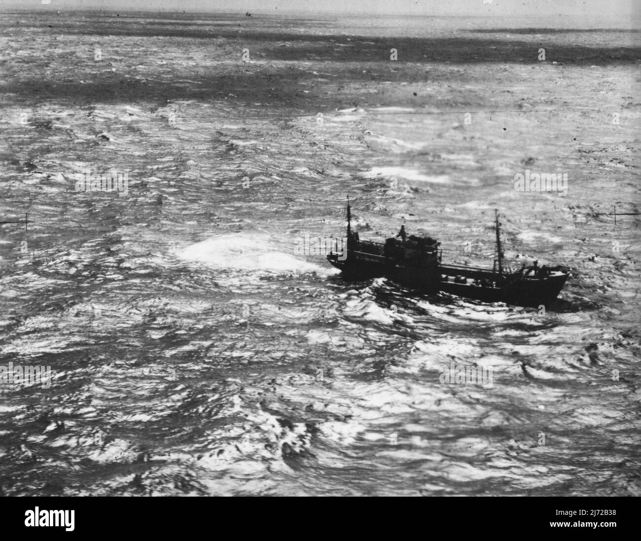 L'un des quatre grands bateaux de pêche - présumé japonais - aujourd'hui de notre côte Nord-Ouest. Première photo à atteindre Perth, elle montre le navire à l'ancre à environ 45 milles à l'ouest-nord-ouest de North-West Cape. Samedi dernier, les navires ont été aperçus pour la première fois par des passagers et l'équipage d'un bateau le Charon. Un représentant du ministère de la Marine a conféré avec le maître du navire à son arrivée un Fremantle et le même jour, un népalais de Pearce a survolé la côte et a vu les navires. 11 mars 1954. Banque D'Images