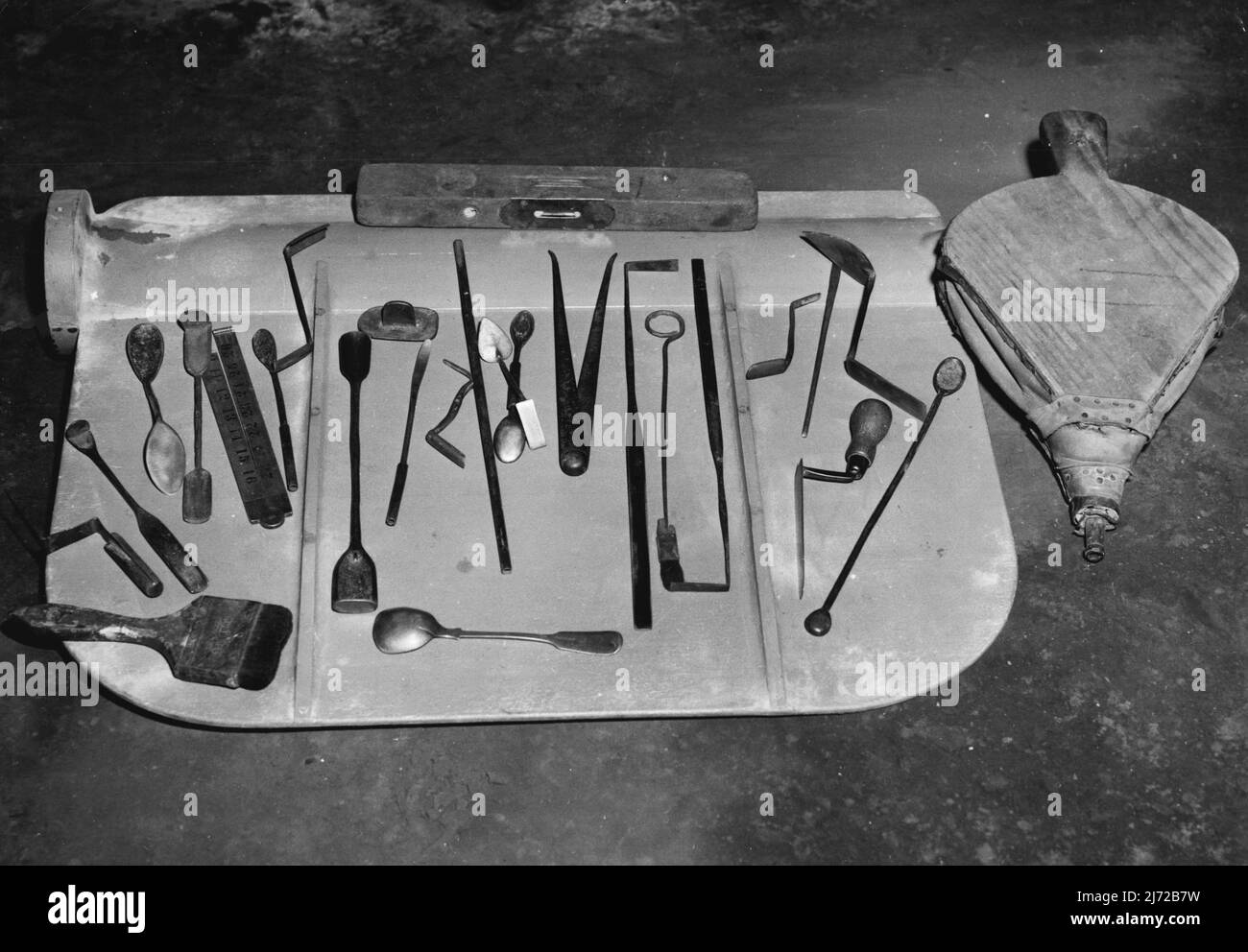 Son tableau d'outils rappelle les instruments d'un dentiste. 07 septembre 1955. Banque D'Images