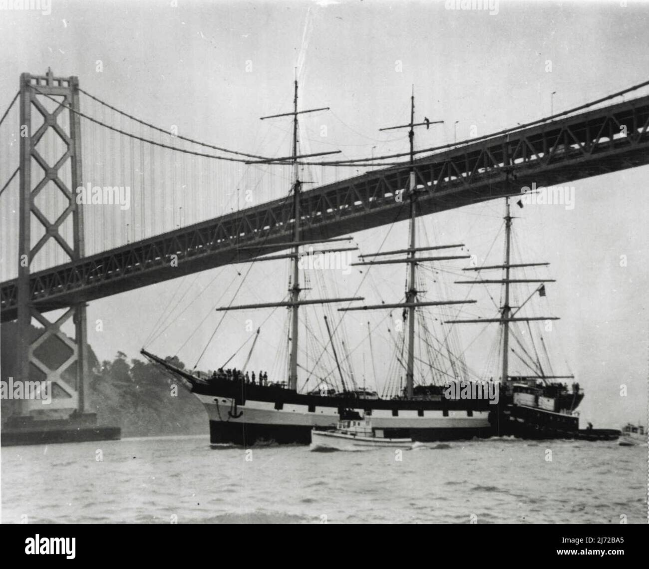 De par le passé -- l'ancien Balclutha, la des voiliers à voiles à la place qui transportait du blé et des épices autour de Cape Horn, est déplacé par des remorqueurs sous la baie de San Francisco-Oakland, son dernier lieu de repos d'un chantier naval d'Alameda où il a été réaménagé. L'ancien navire sera relié à un quai sur le célèbre cadero de l'ambassade de San Francisco en tant que musée maritime public. Le Baclutha a été construit à Glasgow, en Écosse, en 1886. 20 juillet 1955. (Photo par AP Wirephoto). Banque D'Images