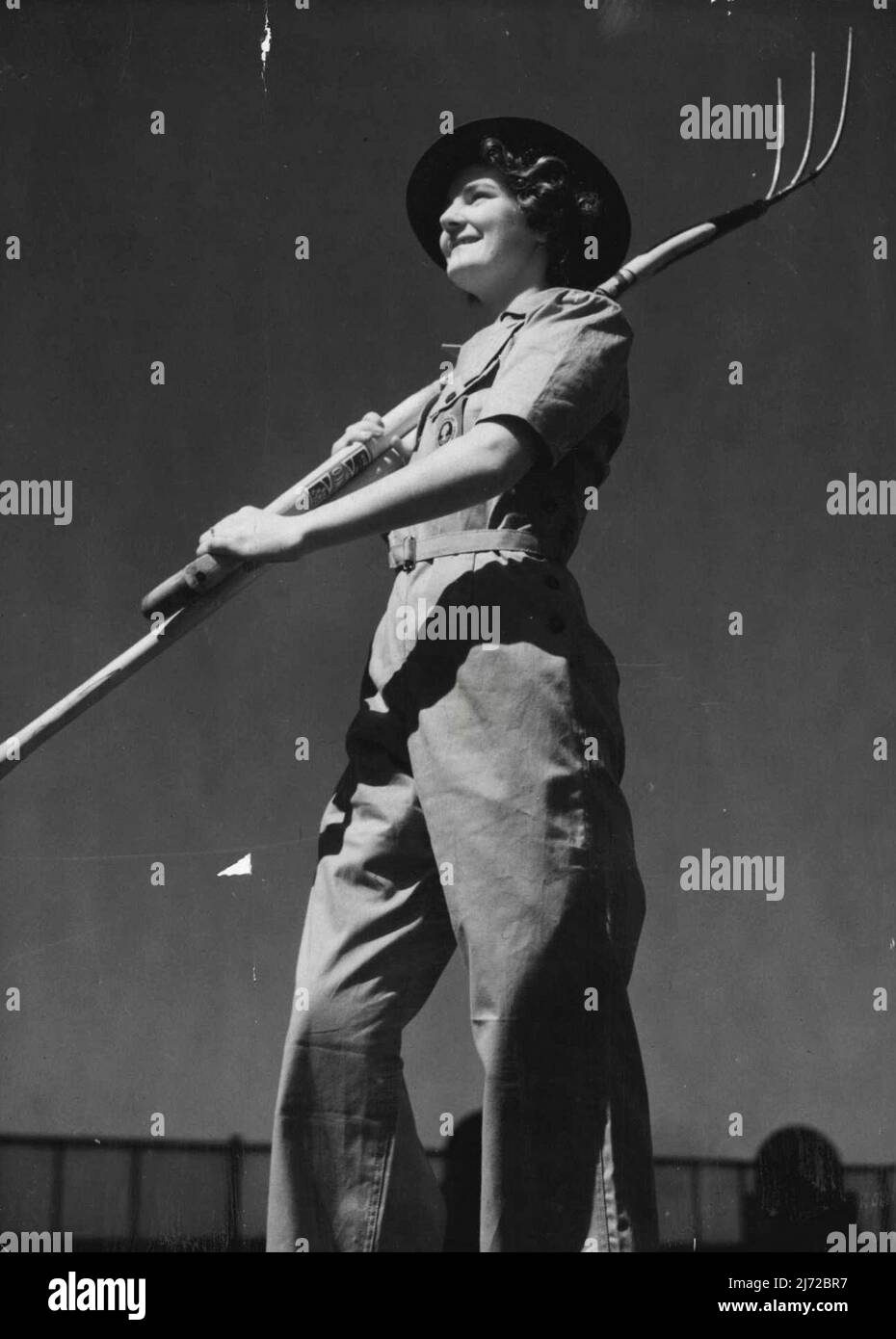 Les filles de l'Armée de terre sont maintenant délivrées avec des uniformes. Celui-ci est utilisé pour le travail. 17 février 1943. Banque D'Images