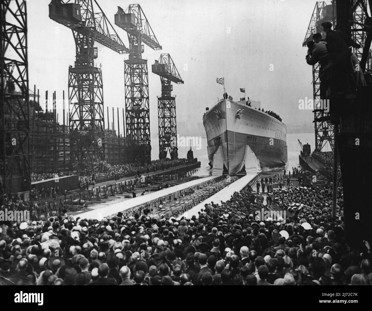 La princesse Royale lance un nouveau Battleship à Birkenhead -- Une vue générale du lancement du "Prince de Galles" comme une énorme foule de montres. Le lancement de la princesse royale annonce le cuirassé de guerre en 35 000 tons, le Prince de Galles, de Cammell Laird's 7ards à Birkenhead, Cheshire. Le deuxième du nouveau type George V le Battleship aura dix tourelles quadruples de 14 pouces de canon avant et arrière, et 16 canons de 51/4 pouces. Elle sera l'une des plus rapides de sa classe au monde. 3 mai 1939. Banque D'Images