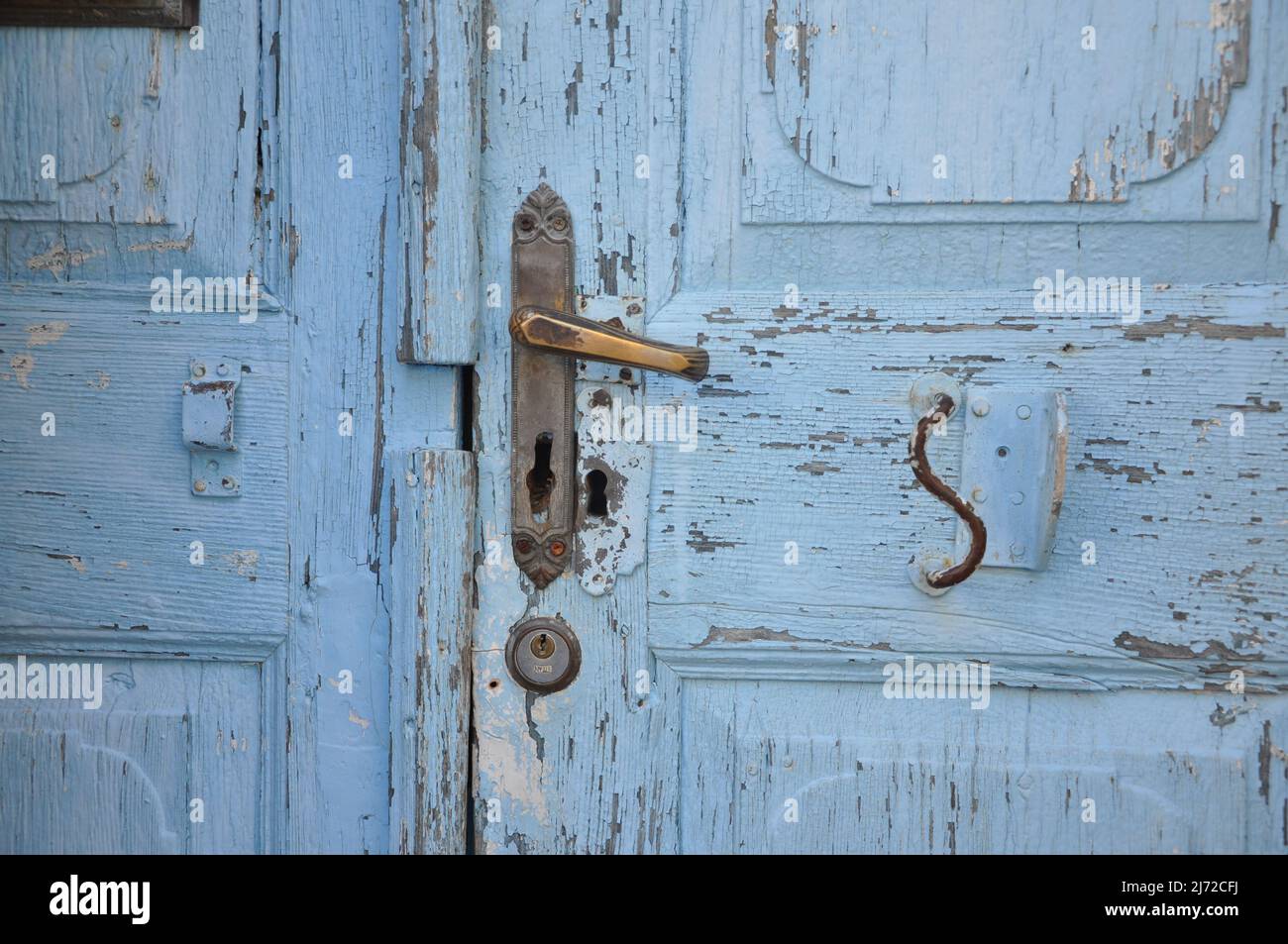 Une vieille serrure de porte rouillée, poignée à la porte avant. Porte en bois bleu. Banque D'Images