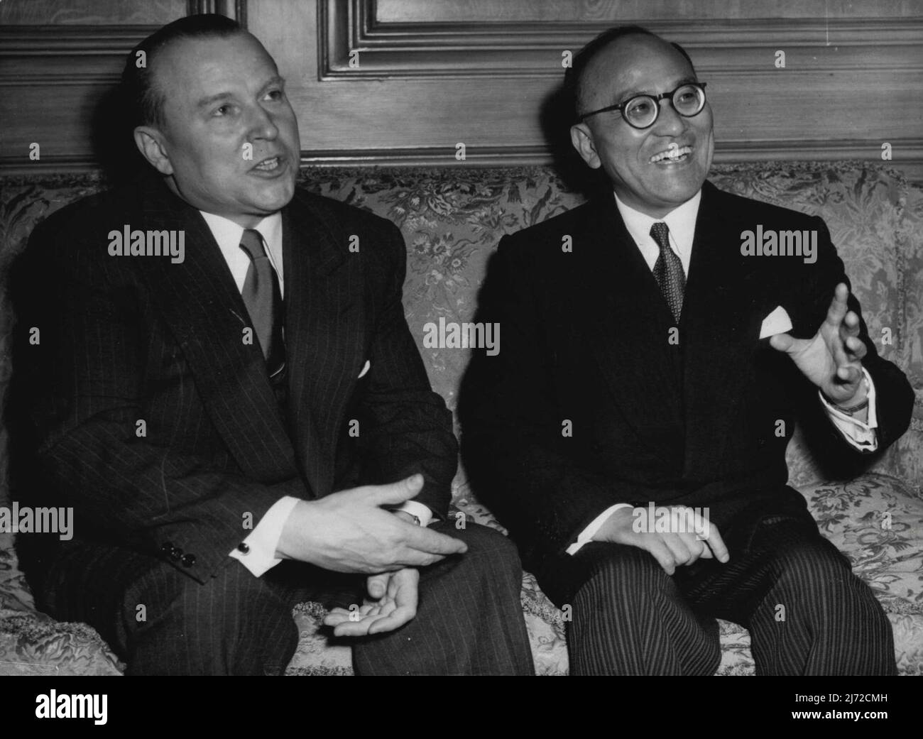 Entretiens russo-japonais de fin de guerre à Londres -- Malik (à gauche) et Matsumoto côte à côte à l'ambassade de Russie peu avant le début des pourparlers. La Russie et le Japon ont entamé aujourd’hui le 1 juin des pourparlers à l’ambassade de Russie à Londres pour le traité de paix de la Seconde Guerre mondiale entre leurs deux pays (officiellement encore en guerre) et pour mettre fin aux conflits territoriaux, aux prisonniers de guerre japonais non libérés et à d’autres questions. Shunichi Matsumoto, ancien ambassadeur japonais en Grande-Bretagne, Jakob Malik, ambassadeur russe en Grande-Bretagne, dirige le groupe russe. 1 juin 1955. (Photo par associé Banque D'Images