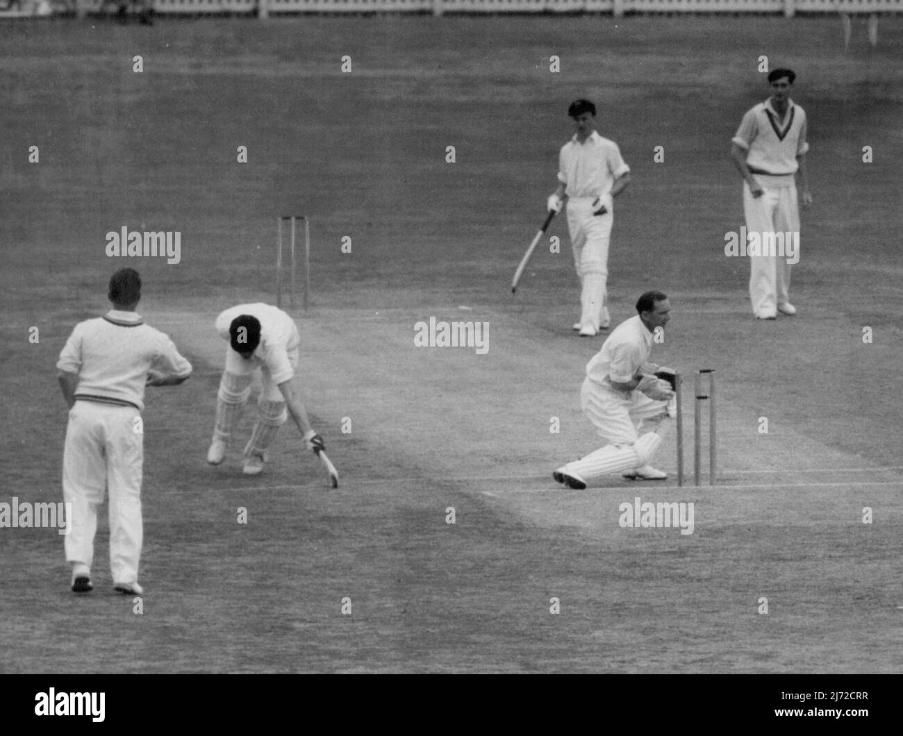 Le gardien de but anglais Arthur McIntyre fait virer les voiles avec intelligence pour diriger R. Strauss (Colts) dans le match à Perth. Compton est à la jambe et Bowler J. Warr est à droite. L'autre batteur est R. Sarre. 18 octobre 1950. (Photo par Daily News). Banque D'Images