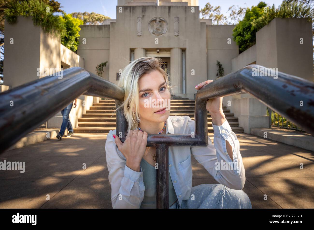 Jeune femme visitant la Coit Tower à San Francisco | Tourisme de style de vie Banque D'Images