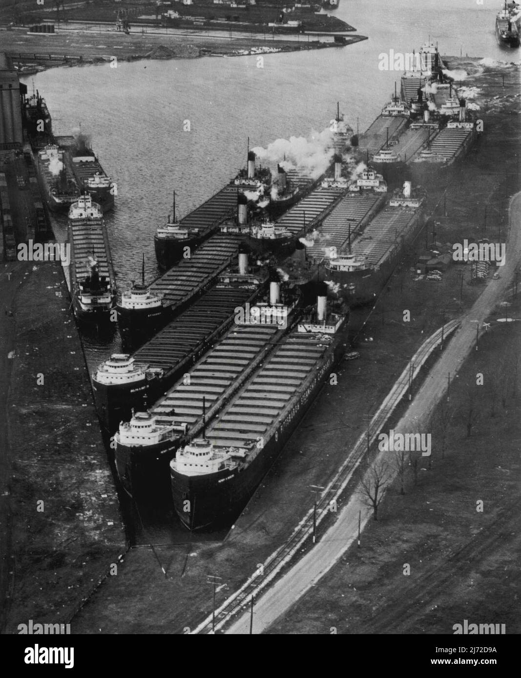 Pouvez-vous trouver les 20 navires -- retardés par les conditions de glace dans le Soo et l'ouest du lac supérieur, ces 20 sont des bateaux de la Pittsburgh Steamship Co. Of U.S. Steel attendre le signal pour commencer le voyage vers le nord. Farines de fumée provenant de piles de 12 navires. Parfois, la flotte de transport de minerai s'est déplacée vers le nord en avril 1, mais cette année, le temps froid a empêché les navires de se déplacer vers la zone du minerai de fer à moins qu'un brise-glace ne s'écarte d'un chemin. 17 avril 1950.(photo de AP Wirephoto). Banque D'Images