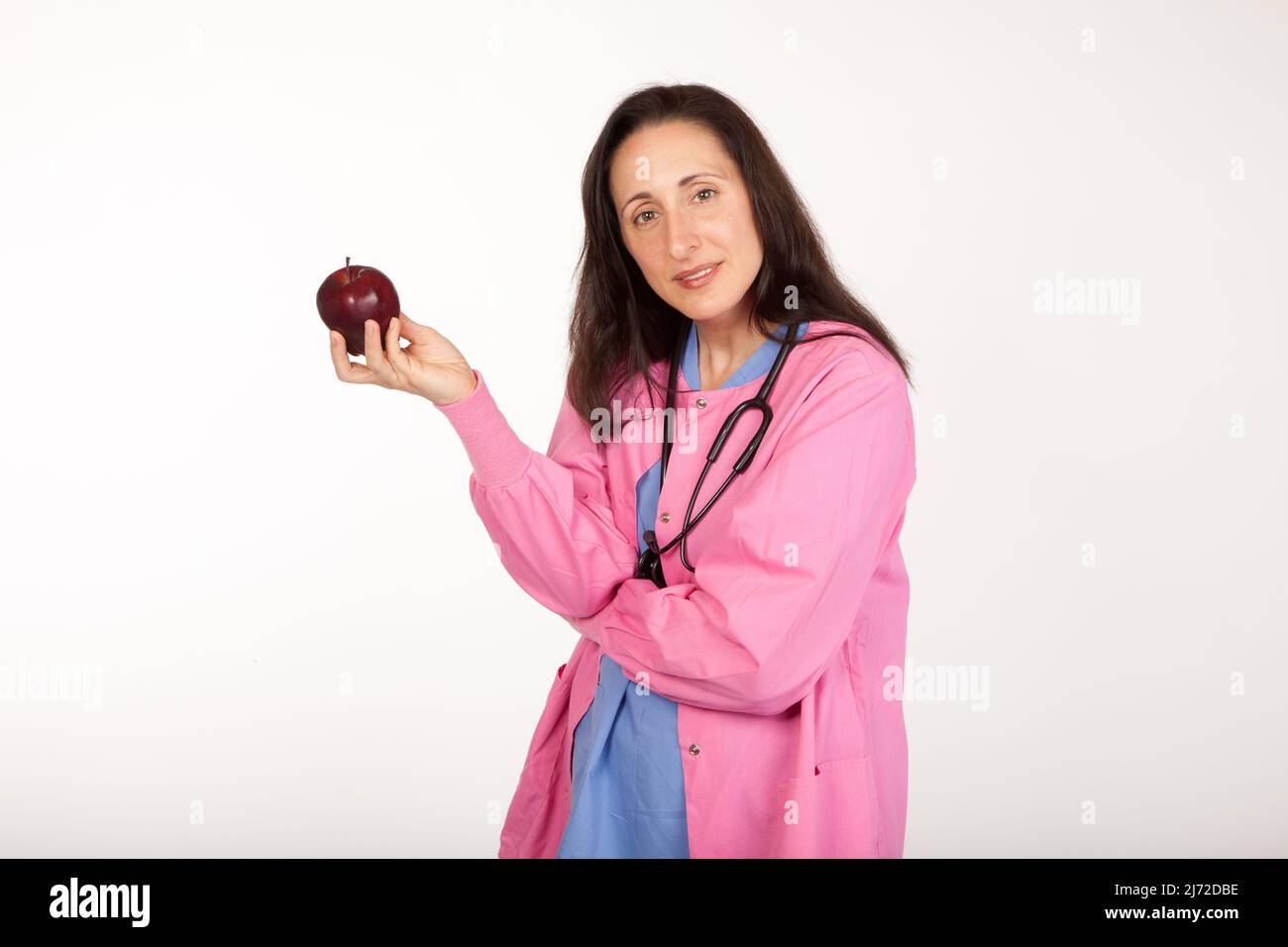 Le médecin du fournisseur de soins de santé suggère une pomme pour un mode de vie sain Banque D'Images