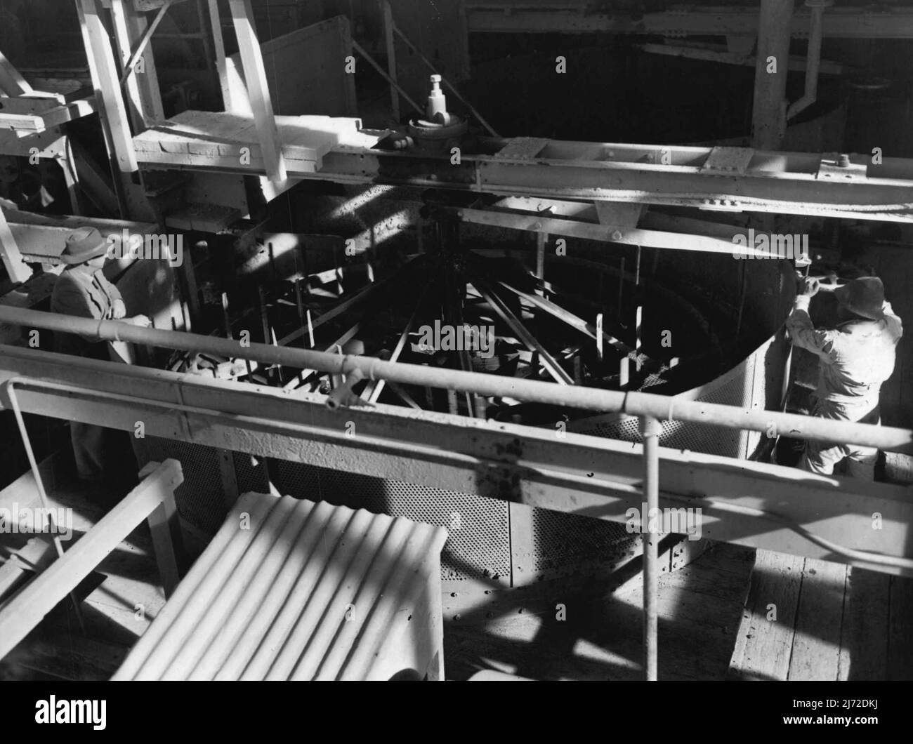 Un lave-linge rotatif géant aux mines de diamants de Beers, Kimberley. Des milliers de tonnes de gravier et d'eau sont alimentées quotidiennement dans cette machine, et une fois que les éraflures, la saleté et les boues sont éliminées, le gravier propre est taraudé et laissé couler sur une table qui a été spécialement construite pour retenir les diamants. 10 octobre 1952. Banque D'Images