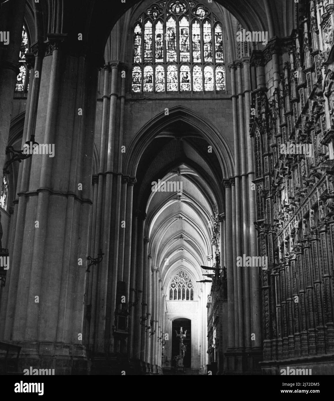 Tolède - l'une des cinq allées (soutenue par 88 piliers massifs) dans la cathédrale de Tolède. La première pierre du bâtiment a été posée au XIIIe siècle. Il dispose de 750 fenêtres de vitraux. 1 juin 1949. (Photo de Steven Henty, Pictorial Press). Banque D'Images