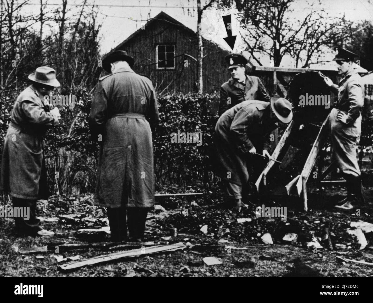 Police Iceman était couche de neuf -- l'effronterie de Hedin était incroyable. En 1951, il a participé à une chasse au meurtre alors qu'il était lui-même le meurtrier. Il est vu ici (sous la flèche) participant à une reconstruction du crime. Le corps de Tore Hedin, policier suédois de 25 ans, qui a avoué neuf meurtres, a été retrouvé samedi dans le lac de bosarpe à Skaane, dans le nord de la Suède. Il avait disparu depuis vendredi quand sa voiture a été découverte abandonnée par le lac. La police a trouvé un dernier dans la voiture admettant les meurtres de ses parents, de son fiancé âgé de 24 ans, le patron d'une maison de personnes âgées W Banque D'Images