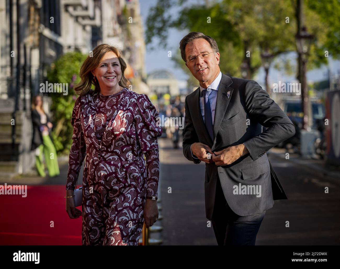 2022-05-05 19:38:04 AMSTERDAM - le Premier ministre Mark Rutte est accueilli par Madeleine van der Zwaan, directrice Carre, au Théâtre Royal Carre avant le concert de libération sur l'Amstel. KOEN VAN WEEL pays-bas sortie - belgique sortie Banque D'Images