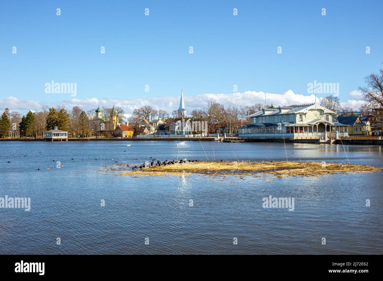 Promenade de la station balnéaire populaire Haapsalu en Estonie, Europe au début du printemps. Banque D'Images