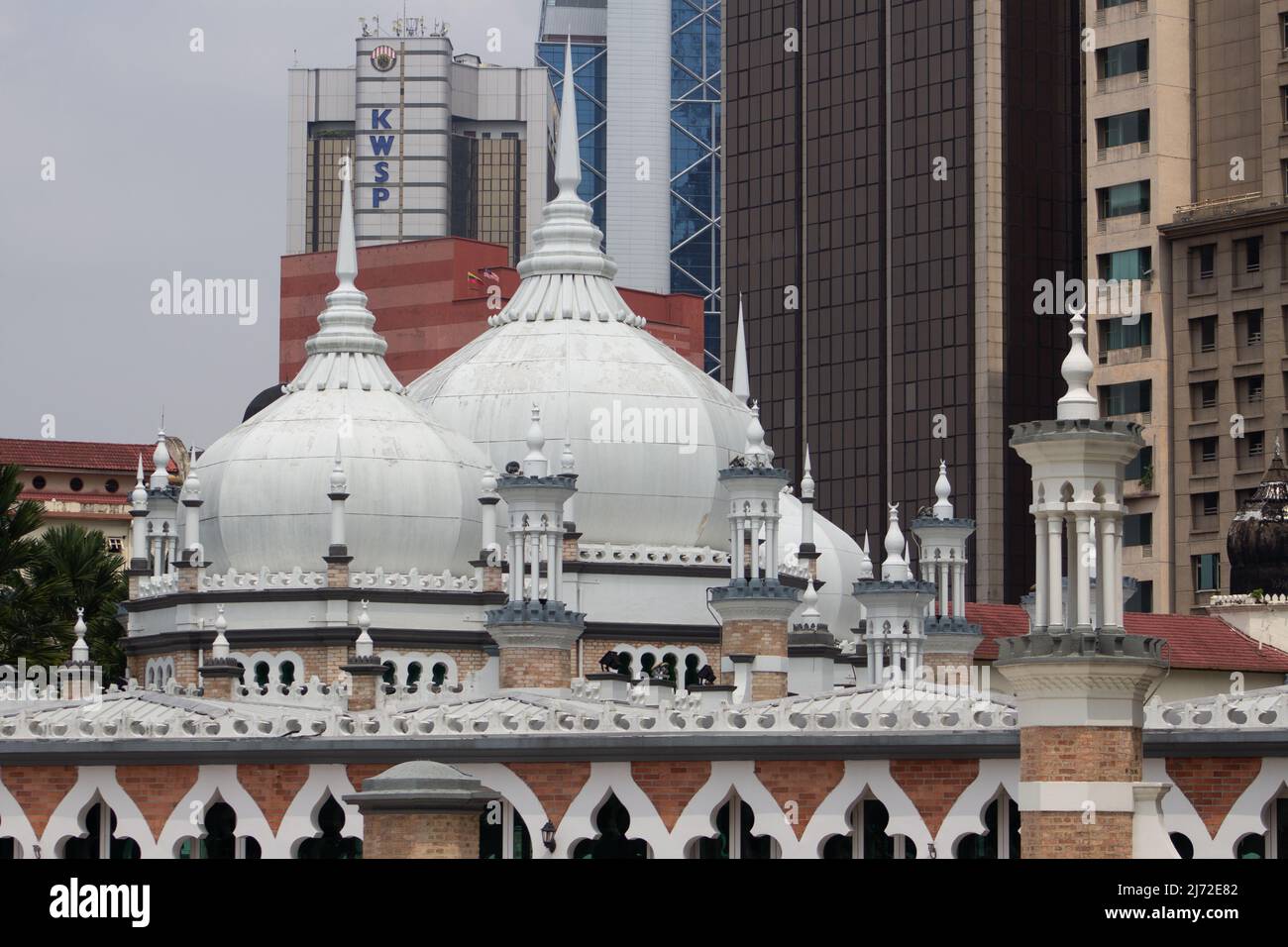 KUALA LUMPUR, MALASIA – 28 JANVIER 2020 détail de la mosquée Masjid Jamek avec gratte-ciel de la ville en arrière-plan Banque D'Images