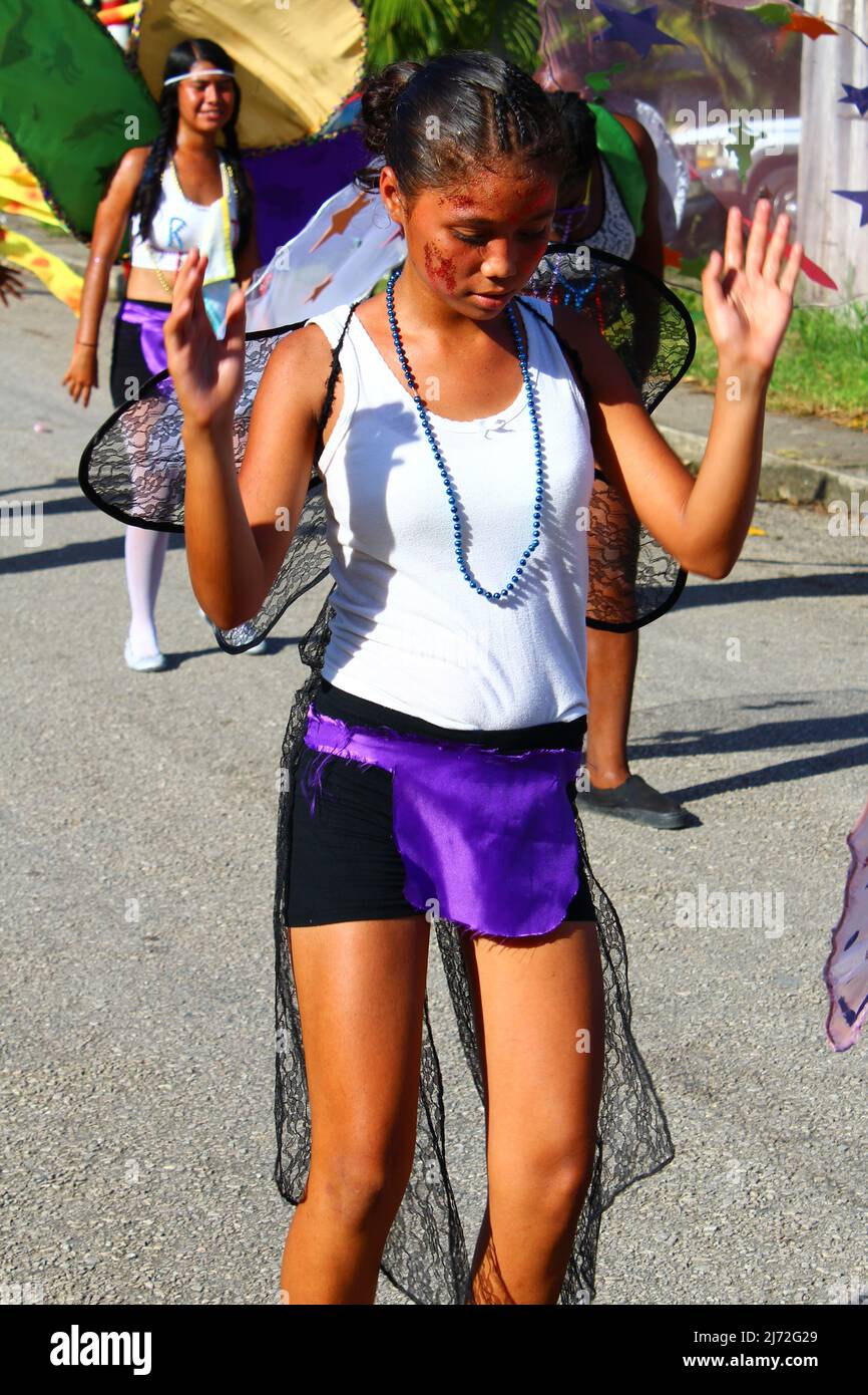 PUNTA GORDA, BELIZE - le 10 SEPTEMBRE 2015 une fille de St-Laurent dansant en costume de papillon pourpre aux célébrations et au carnaval du jour du Caye de George Banque D'Images