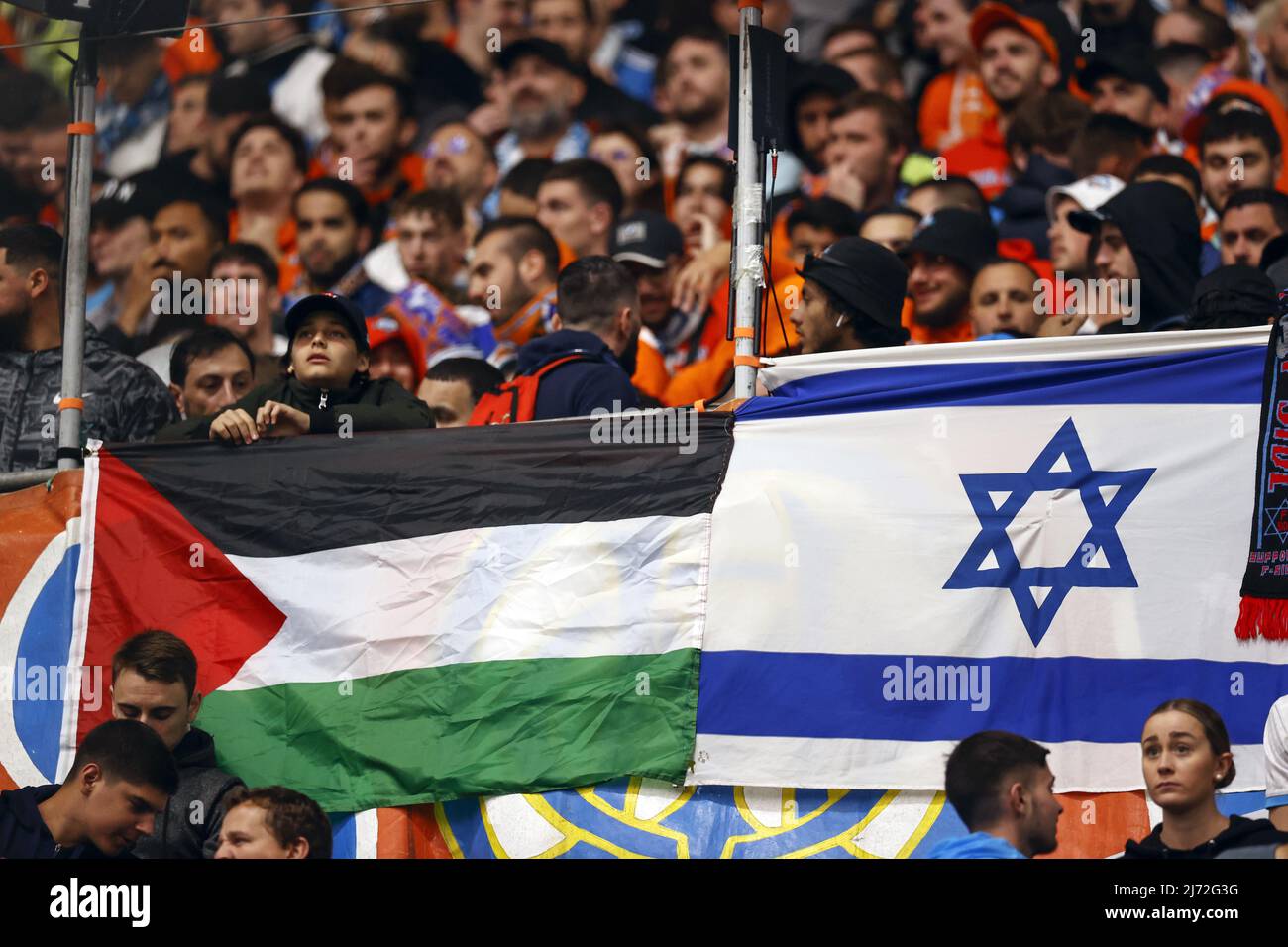 MARSEILLE - drapeau palestinien et israélien lors du match semi-fin de la Ligue des conférences de l'UEFA entre l'Olympique de Marseille et Feyenoord au Stade vélodrome le 5 mai 2022 à Marseille, France. ANP MAURICE VAN STEEN Banque D'Images