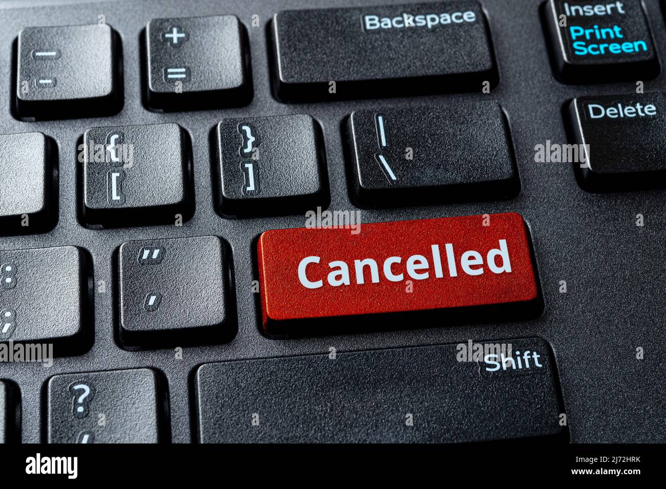 Mot annulé sur une touche entrée rouge du clavier noir du pc. Concepts de culture d'annulation, ostracisme et culture d'appel des médias sociaux et dans l'Internet Banque D'Images