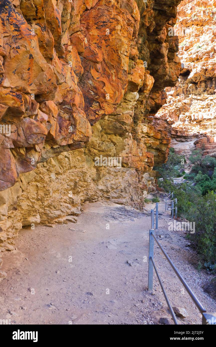 Sentier Mountain Pass Cliff Corridor avec Handrail Banque D'Images