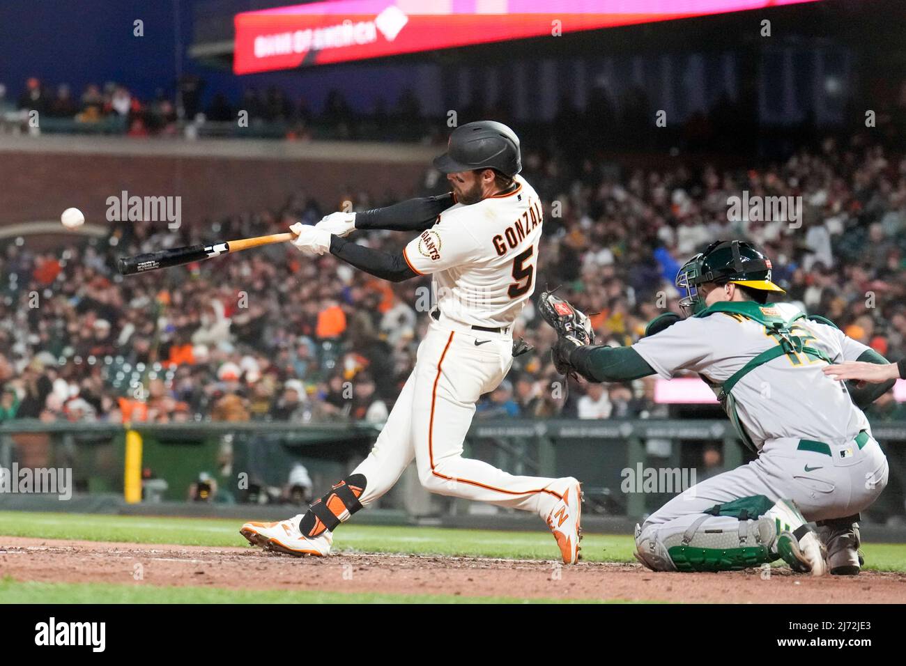 San Francisco Grand-terrain géant Luis González (51) à la batte pendant le match de la saison régulière de la MLB entre les Athletics d'Oakland et les Giants de San Francisco à Oracl Banque D'Images