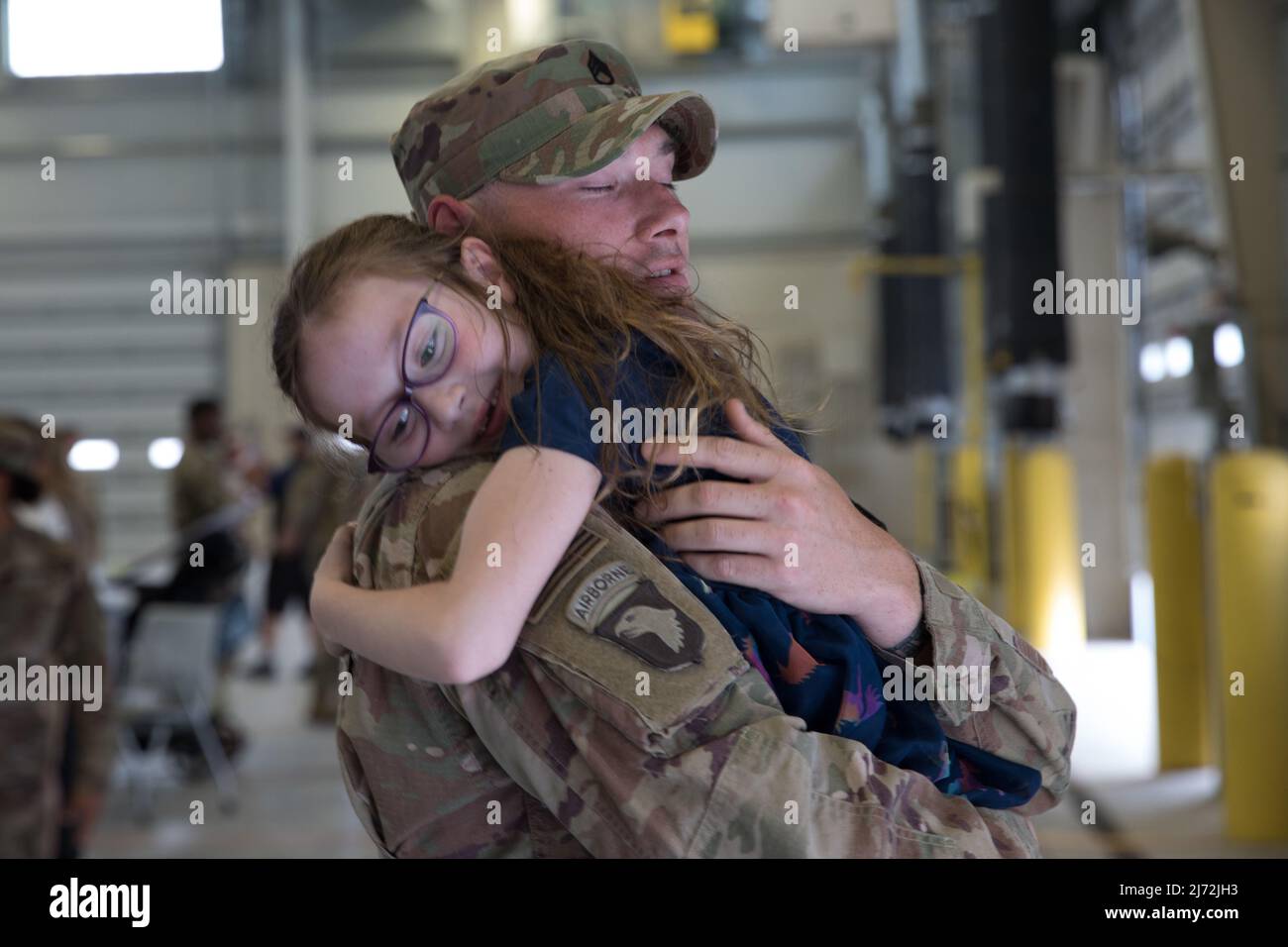 Le 24 avril 2022 - fort Hood, Texas, États-Unis - Soldat de l'armée américaine du 44th Bataillon 1st de l'artillerie de défense aérienne, encadre sa fille après son retour de déploiement à fort Hood, Texas, le 24 avril 2022. Les hauts dirigeants de l'ADA de 1-44 ont fait valoir l'importance d'achever la mission et d'être prêts à la mission en tout temps, même après un déploiement. (Image de crédit : © U.S. Army/ZUMA Press Wire Service/ZUMAPRESS.com) Banque D'Images