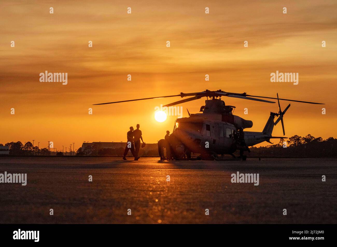 Le 27 avril 2022 - Gulfport combat Readiness Traini, Mississippi, États-Unis - Marines des États-Unis avec le Marine Light Attack Helicopter Squadron 773 marchez vers un hélicoptère UH-1Y Venom pour effectuer l'entretien pendant l'exercice Southern Strike 2022 au Gulfport combat Readiness Training Center, Gulfport, Mississippi, le 26 avril 2022. Le HMLA-773 participe à l'exercice Southern Strike 2022, un exercice de combat à grande échelle, conjoint et international, qui comprend la contre-insurrection, un soutien aérien étroit, des évacuations de non-combattants et des opérations maritimes spéciales. (Credit image: © U.S. Army/ZUMA Press Wire Service/ Banque D'Images