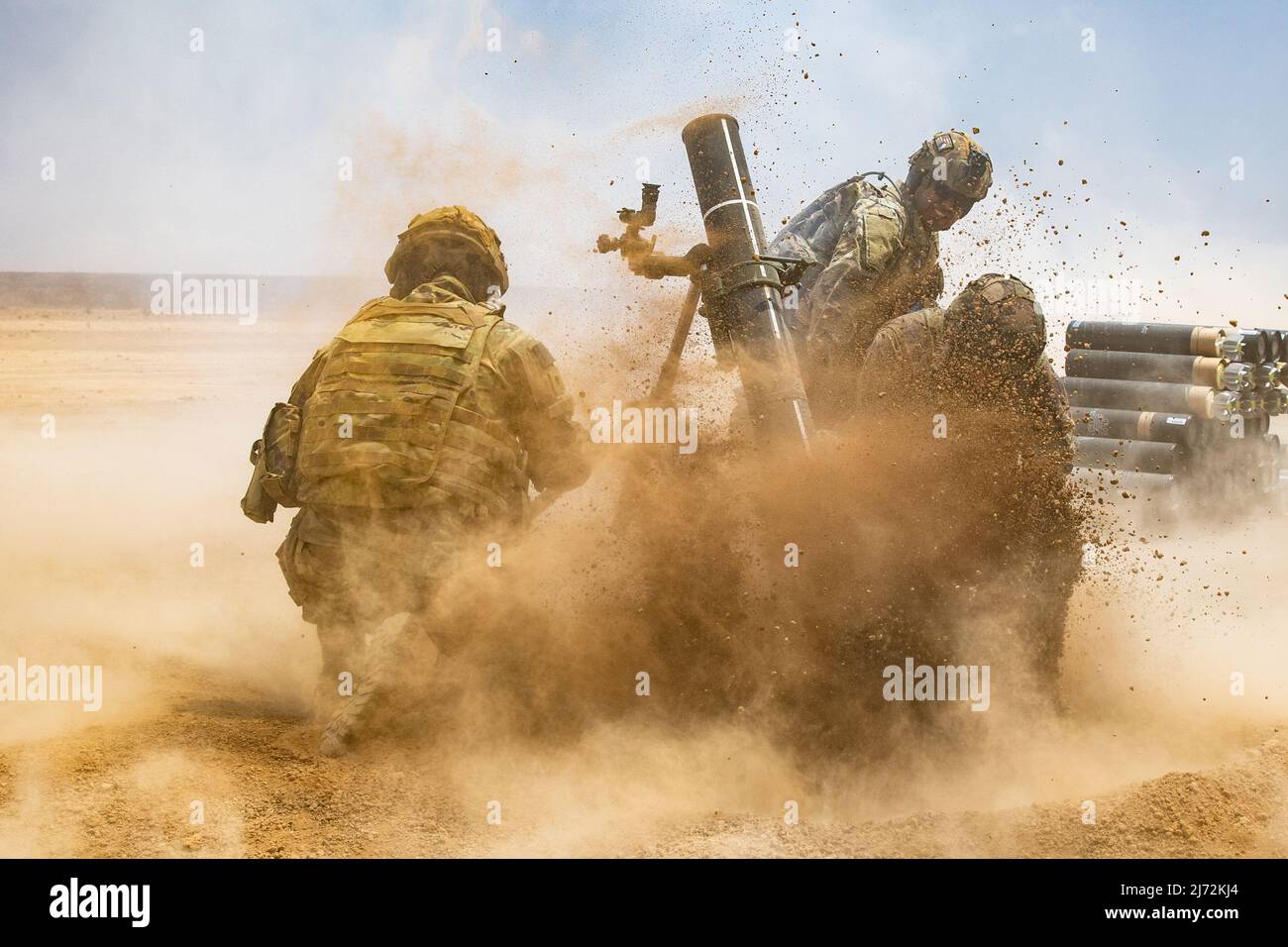 11 avril 2022 - Djibouti - les soldats de la Garde nationale de l'armée américaine affectés à la Force opérationnelle Red Dragon, la Force opérationnelle interarmées combinée - Corne de l'Afrique (CJTF-HOA), et les membres du RIOM 5th des Forces françaises de Djibouti (FFDJ), mènent une opération d'artillerie en direct conjointe à Djibouti, le 11 avril 2022. (Image de crédit : © U.S. Army/ZUMA Press Wire Service/ZUMAPRESS.com) Banque D'Images