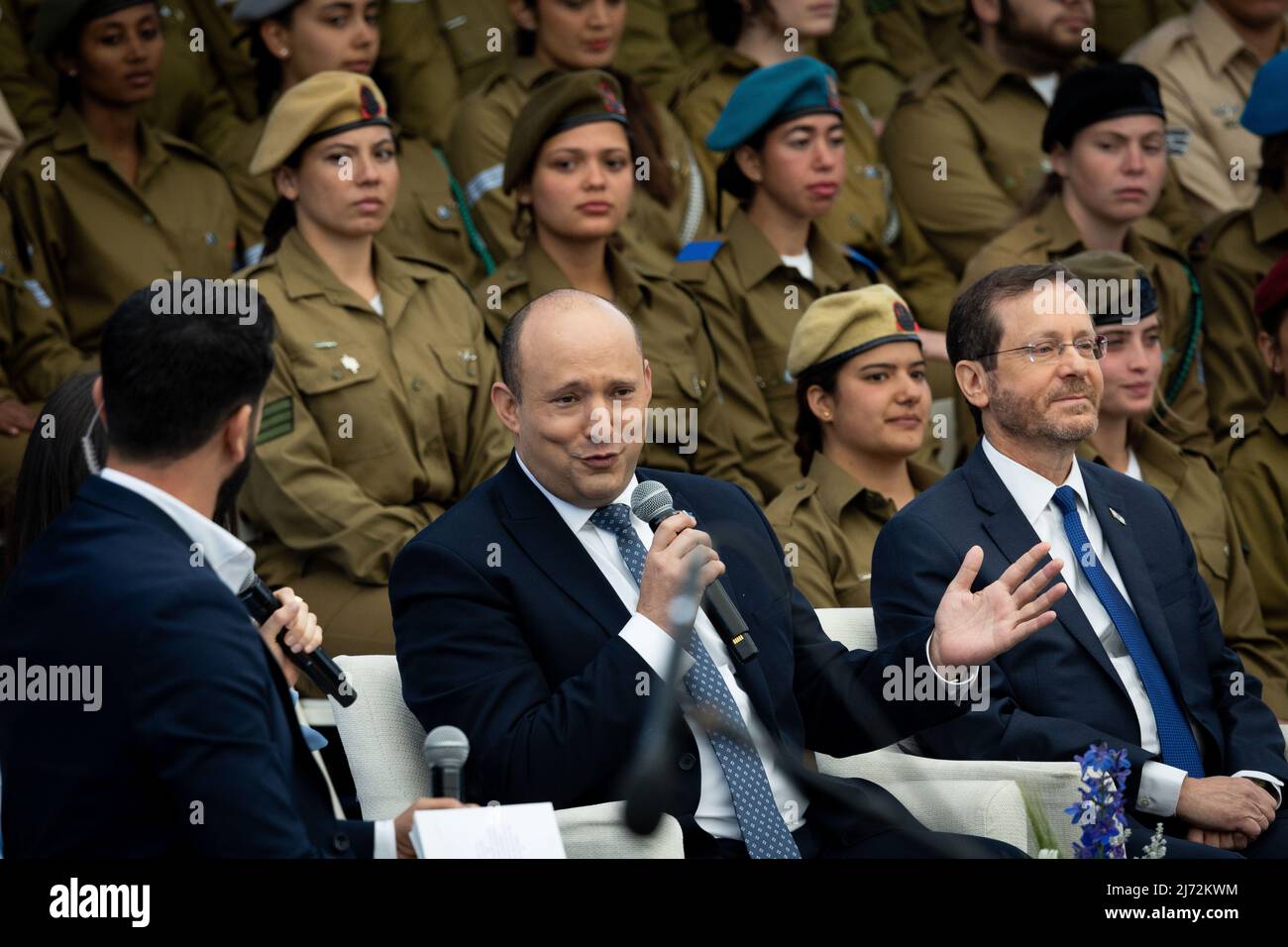 (220505) -- JÉRUSALEM, le 5 mai 2022 (Xinhua) -- le Premier ministre israélien Naftali Bennett (C, front) prend la parole lors d'un événement pour le service distingué des soldats lors des célébrations de la Journée de l'indépendance d'Israël en 74th à Jérusalem, le 5 mai 2022. Les Israéliens se sont joints à une série de célébrations nationales pour marquer le jour de l'indépendance du pays en 74th. (JINI via Xinhua) Banque D'Images