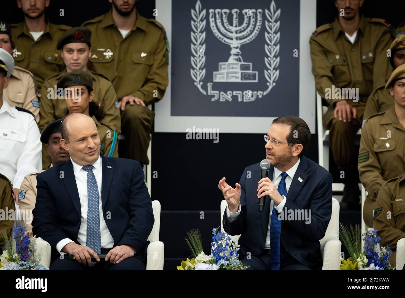 (220505) -- JÉRUSALEM, 5 mai 2022 (Xinhua) -- le président israélien Isaac Herzog (R, front) prend la parole lors d'un événement pour le service distingué des soldats lors des célébrations du jour de l'indépendance d'Israël en 74th à Jérusalem, le 5 mai 2022. Les Israéliens se sont joints à une série de célébrations nationales pour marquer le jour de l'indépendance du pays en 74th. (JINI via Xinhua) Banque D'Images