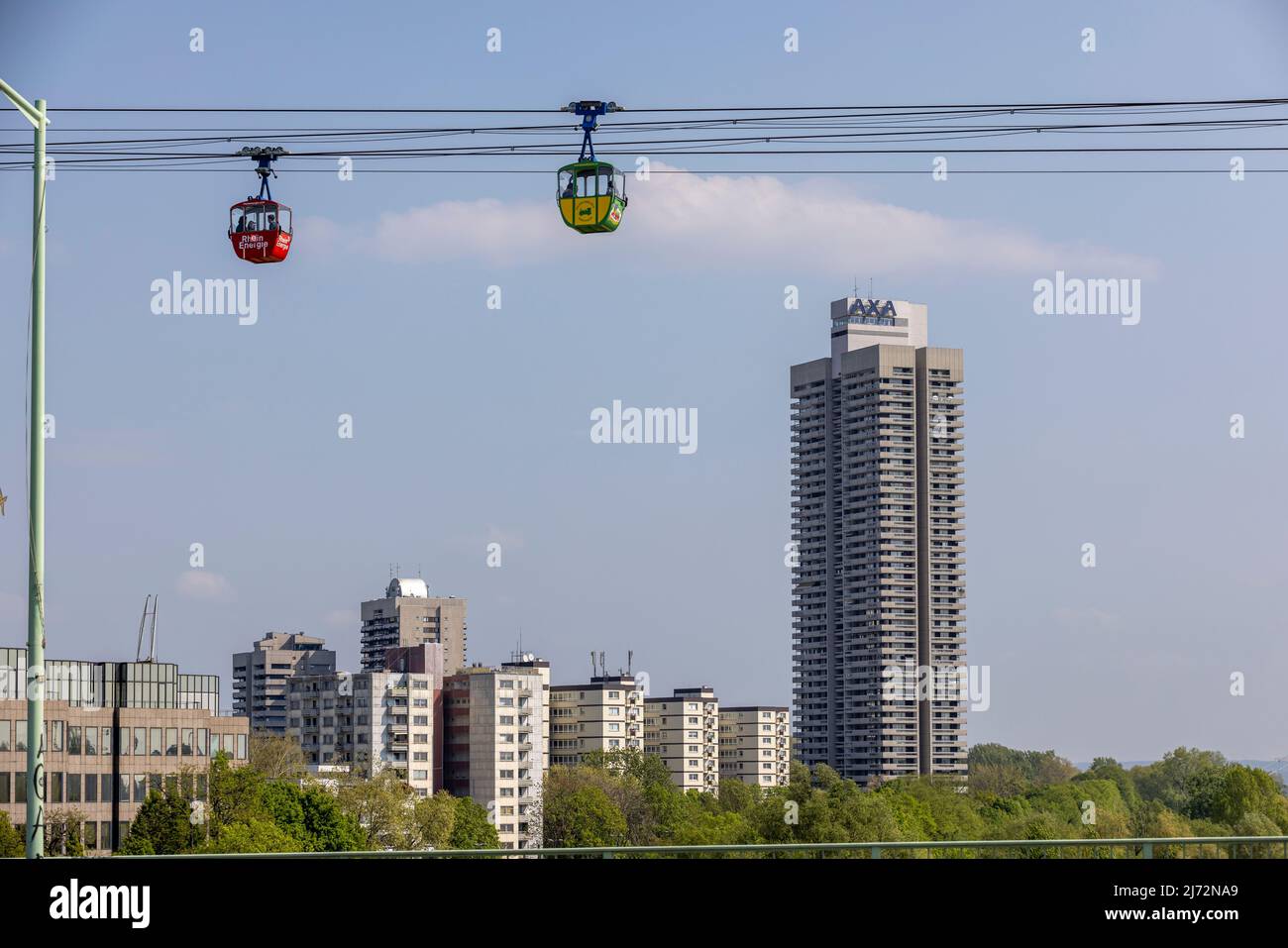 Téléphérique de Cologne qui longe le Rhin et offre aux touristes une bonne vue sur la ville Banque D'Images