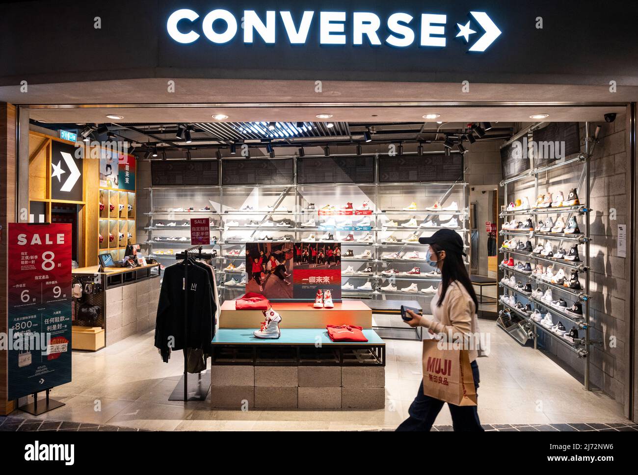 Un cabas passe devant le magasin Converse de la marque américaine de  chaussures à Hong Kong. (Photo de Budrul Chukrut / SOPA Images/Sipa USA  Photo Stock - Alamy