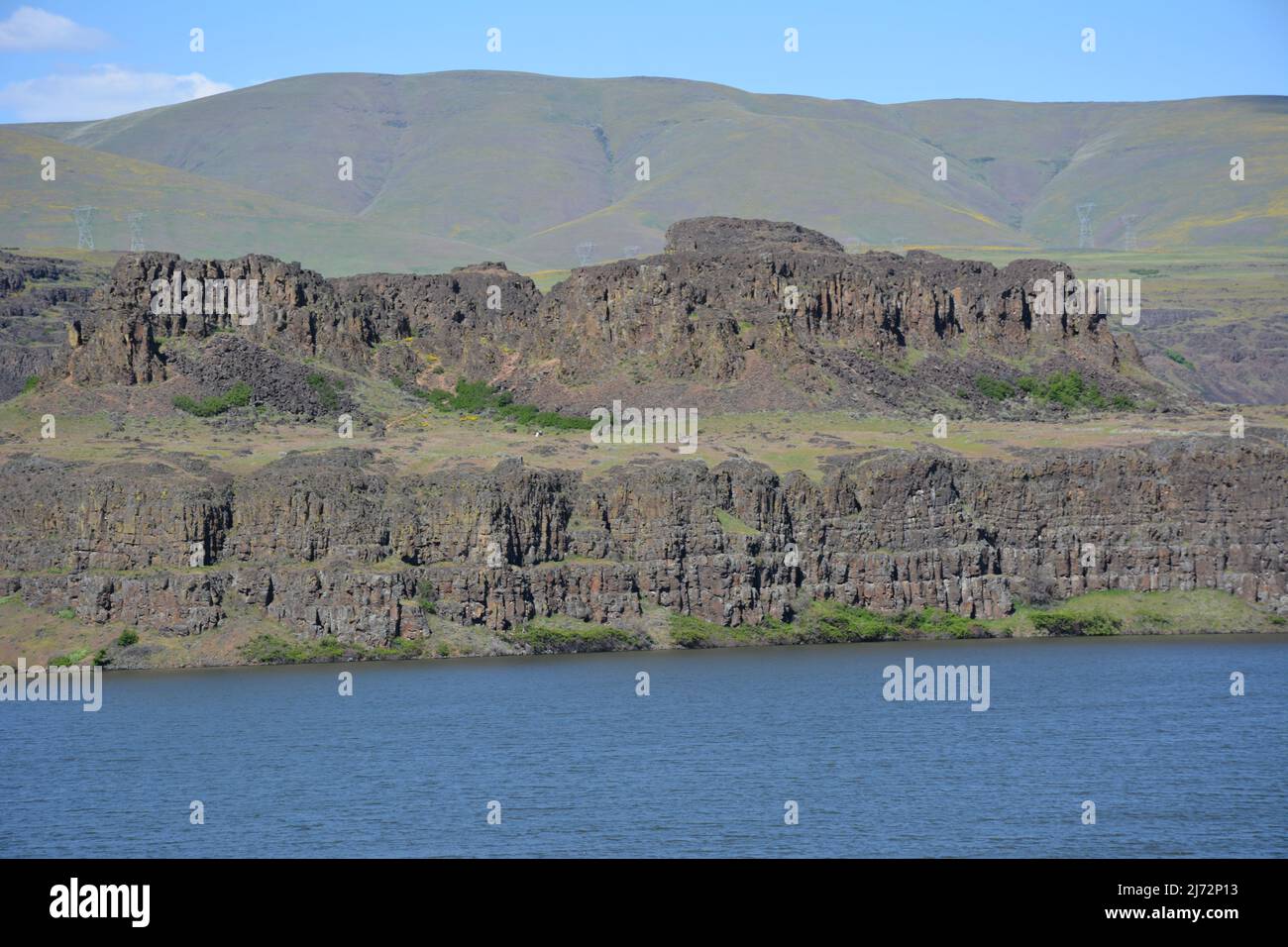 Falaises au lac Horseshief dans le parc historique d'État de Columbia Hills, gorge de Columbia, État de Washington, États-Unis Banque D'Images