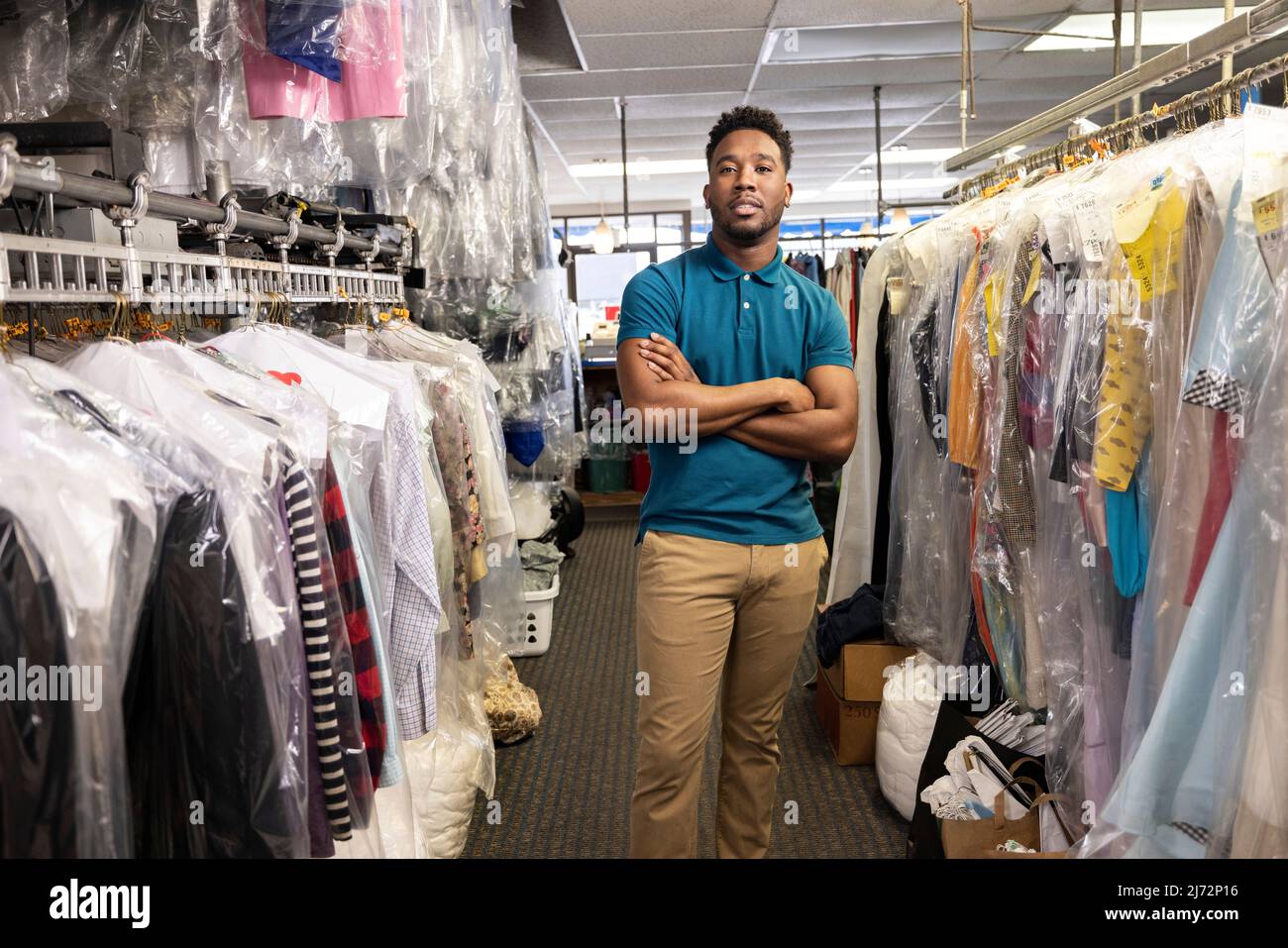 Propriétaire de petite entreprise afro-américaine dans son magasin de nettoyage à sec Banque D'Images