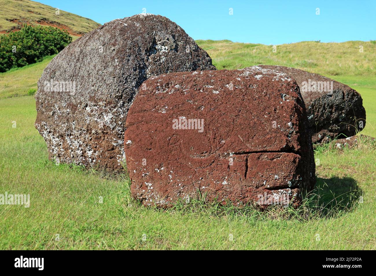 Abandonné Pukao ou Moai Statue's Topknod avec l'ancien pétroglyphe sur la pierre rouge de Scoria au volcan Puna Pau, île de Pâques, Chili Banque D'Images