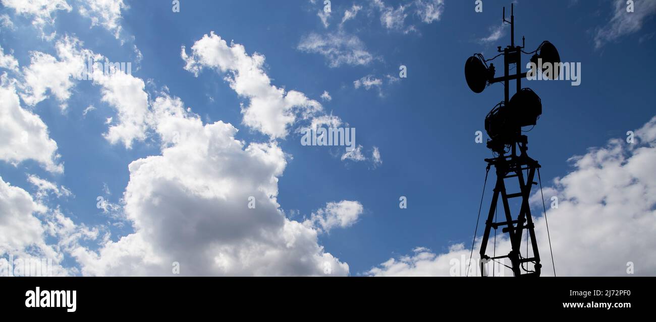 Radars de défense aérienne de systèmes antiaériens mobiles militaires, l'industrie militaire moderne en arrière-plan de beaux nuages et ciel, Russie Banque D'Images