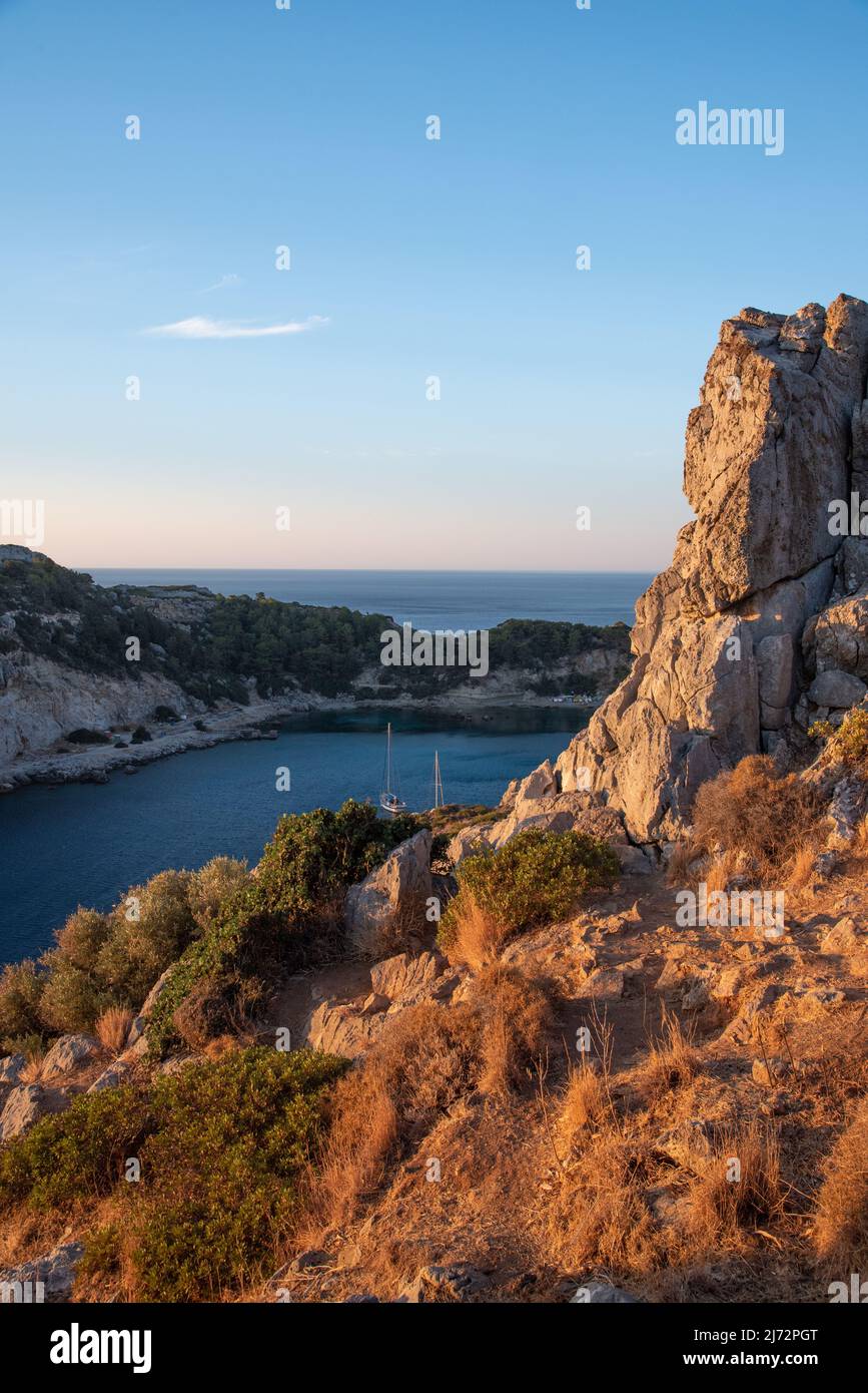 Magnifique lever du soleil sur la côte est de Faliraki de l'île grecque, baie Anthony Quinn, Rhodes, Grèce Banque D'Images