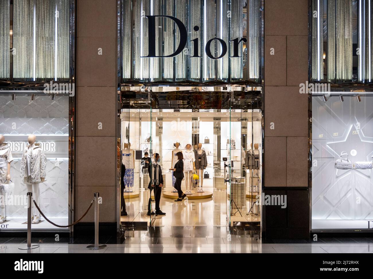 Boutique française de produits de luxe, de vêtements et de beauté Christian  Dior à Hong Kong. (Photo de Budrul Chukrut / SOPA Images/Sipa USA Photo  Stock - Alamy