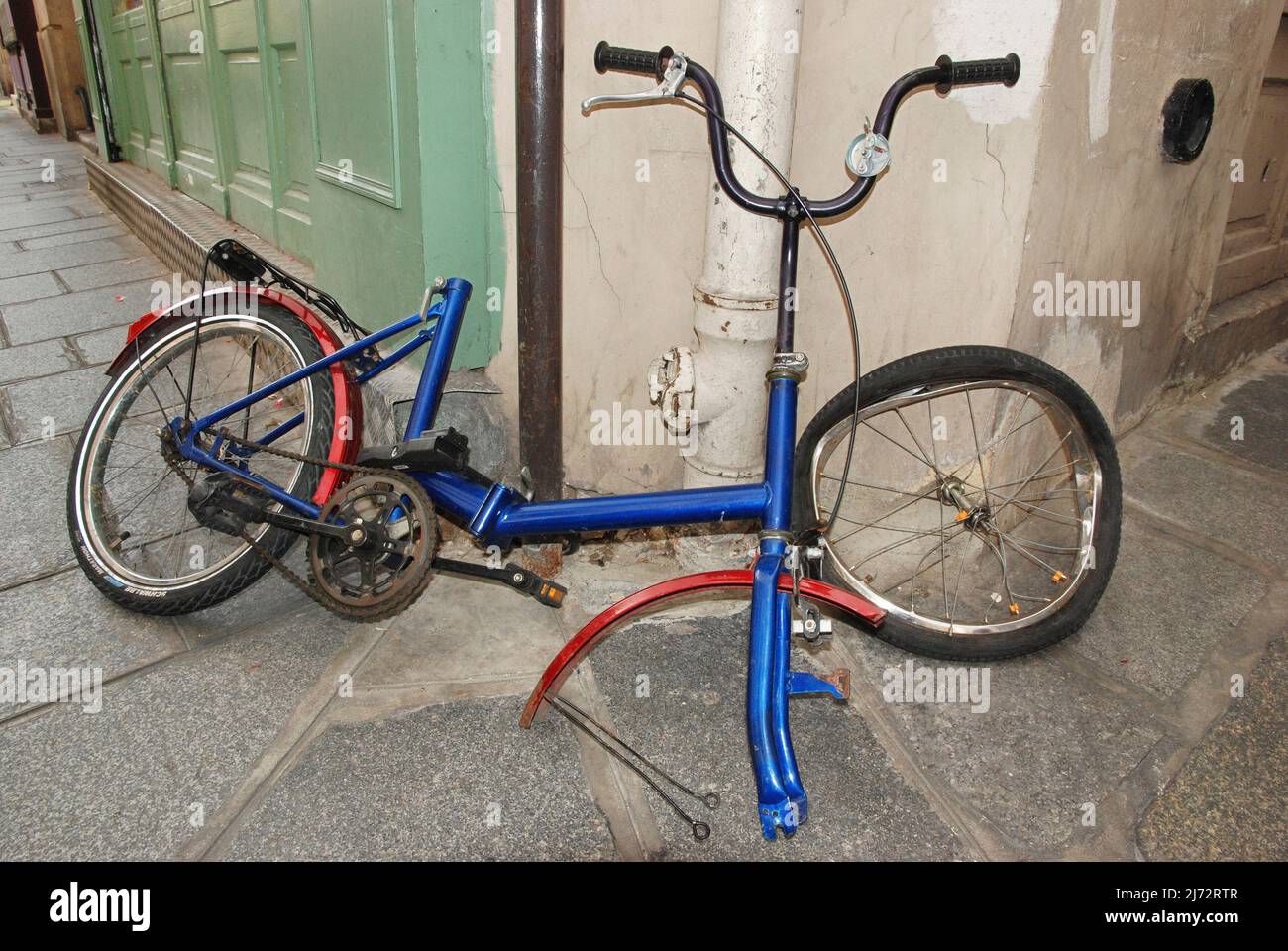 Un vélo bleu vandalisé enfermé au coin de la rue Simon le Franc. Banque D'Images