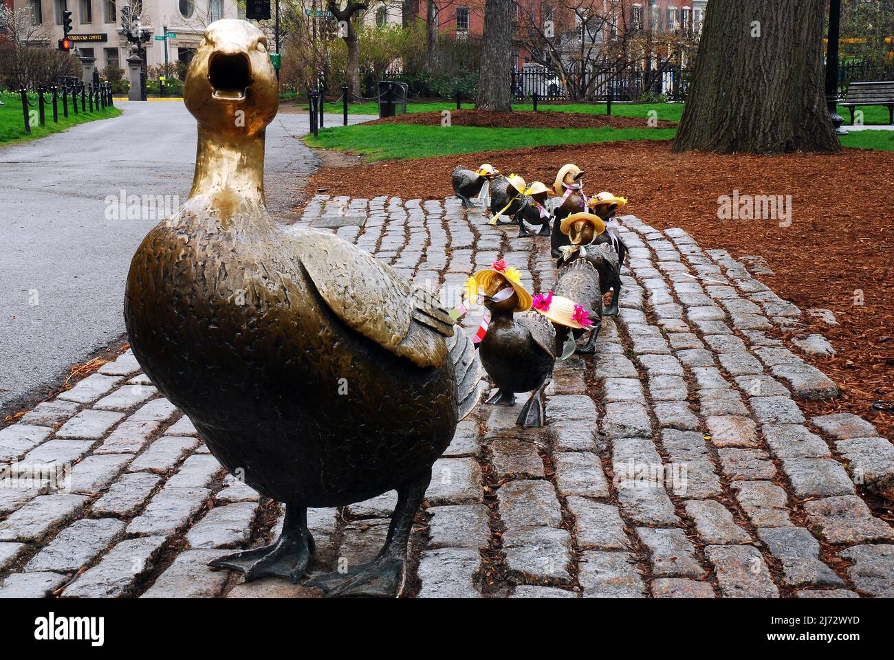 Un canard mamma conduit ses bébés à Boston dans la sculpture faire place aux canetons, inspiré par un livre pour enfants de Robert McClosky Banque D'Images