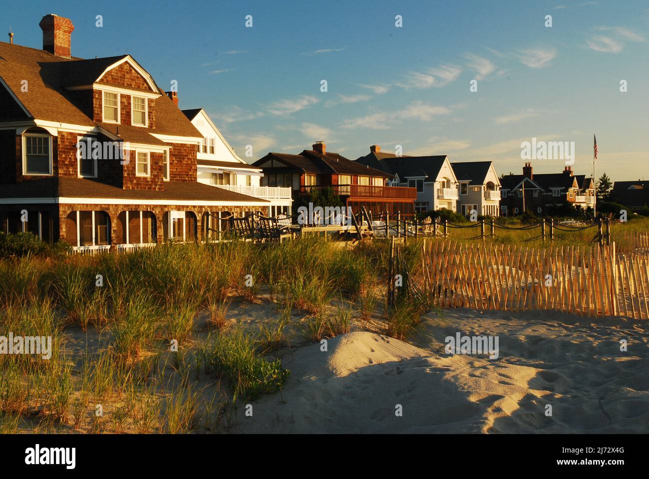 De somptueuse maisons bordent le front de mer, juste après les dunes de sable, sur la côte de Jersey Banque D'Images