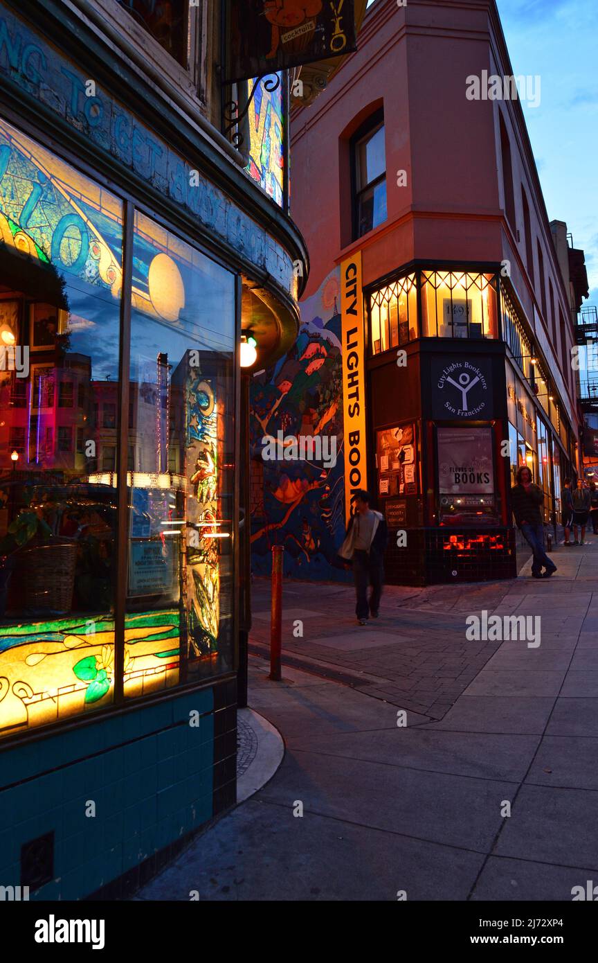 La librairie City Lights et le Vesuvio Cafe sont deux sites littéraires à San Francisco. Les deux ont été notées pour la fraye de la génération Beat des écrivains Banque D'Images